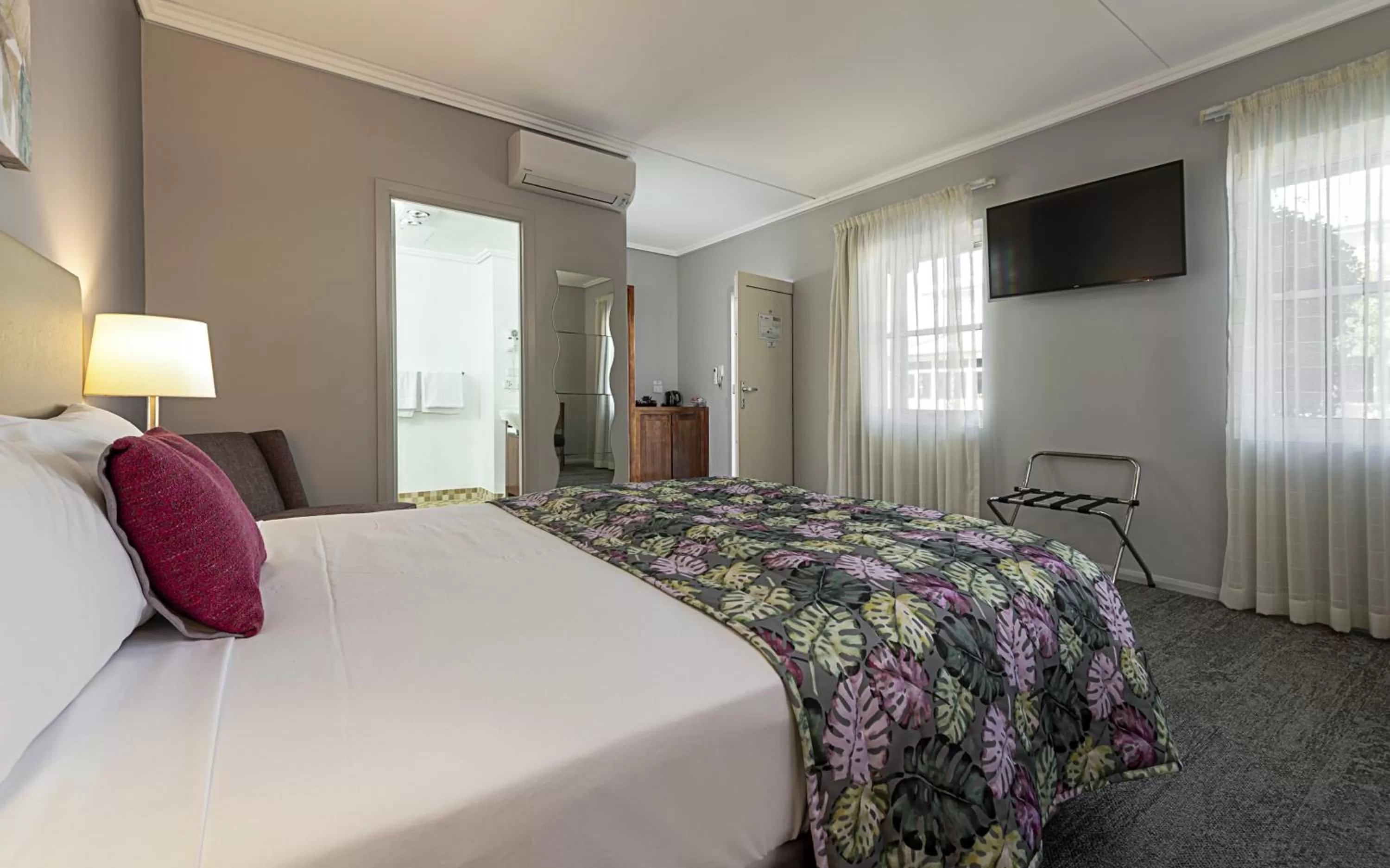 Photo of the whole room, Bed in Coachmans Inn Warwick