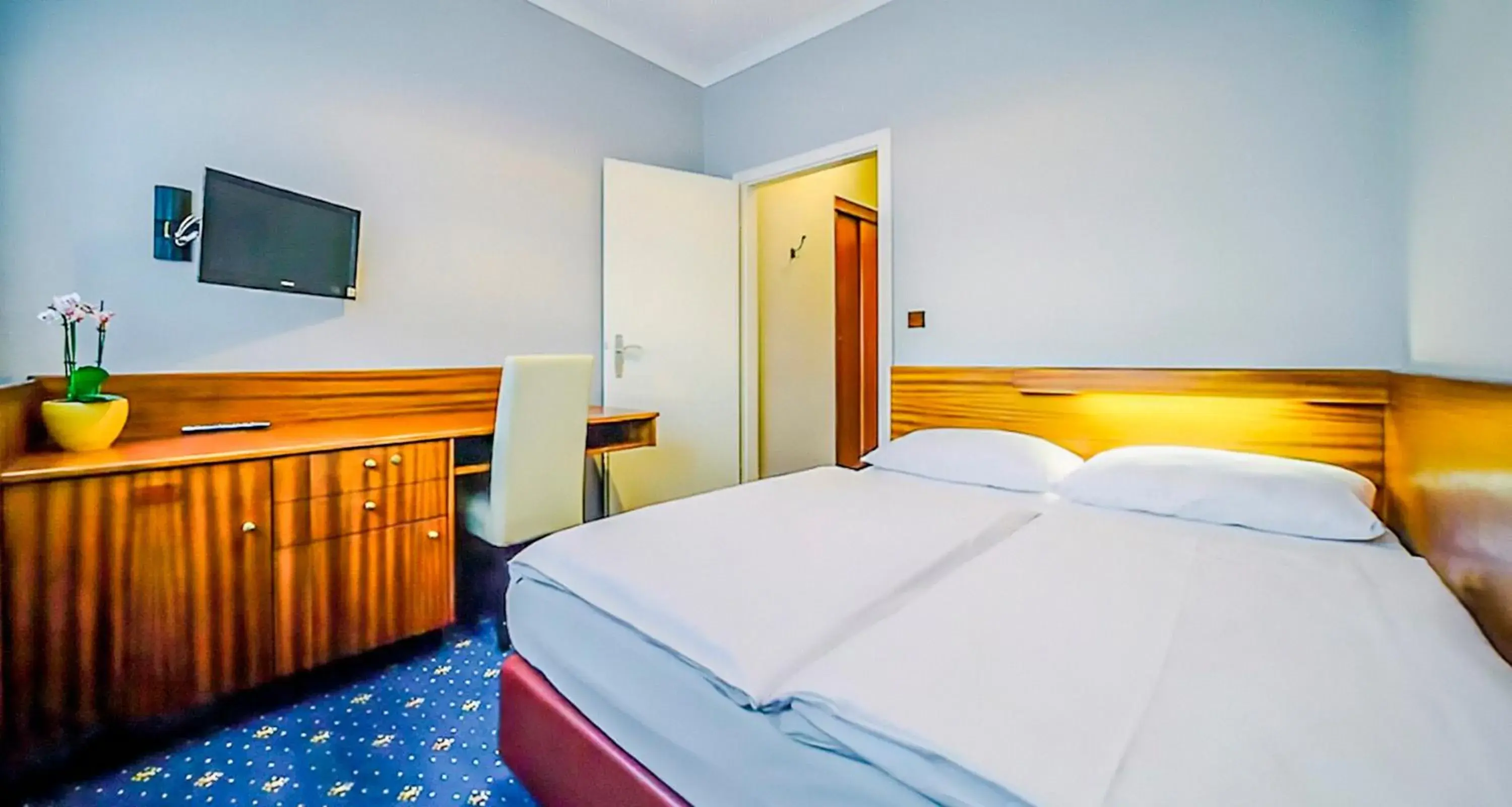 Photo of the whole room, Bed in Novum Hotel Rieker Stuttgart Hauptbahnhof   