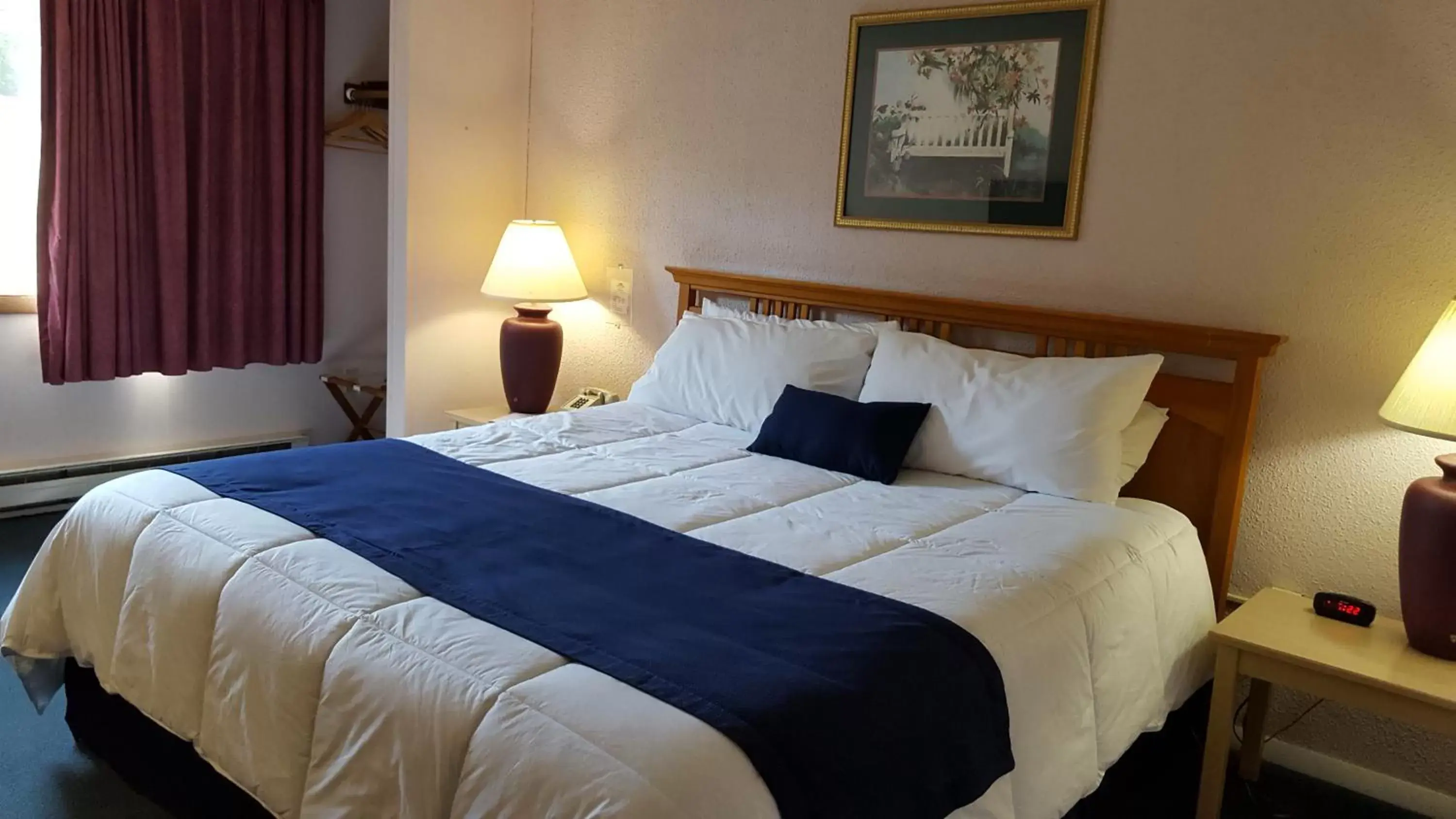 Bed in Eastern Inn & Suites (formerly Eastern Inns)