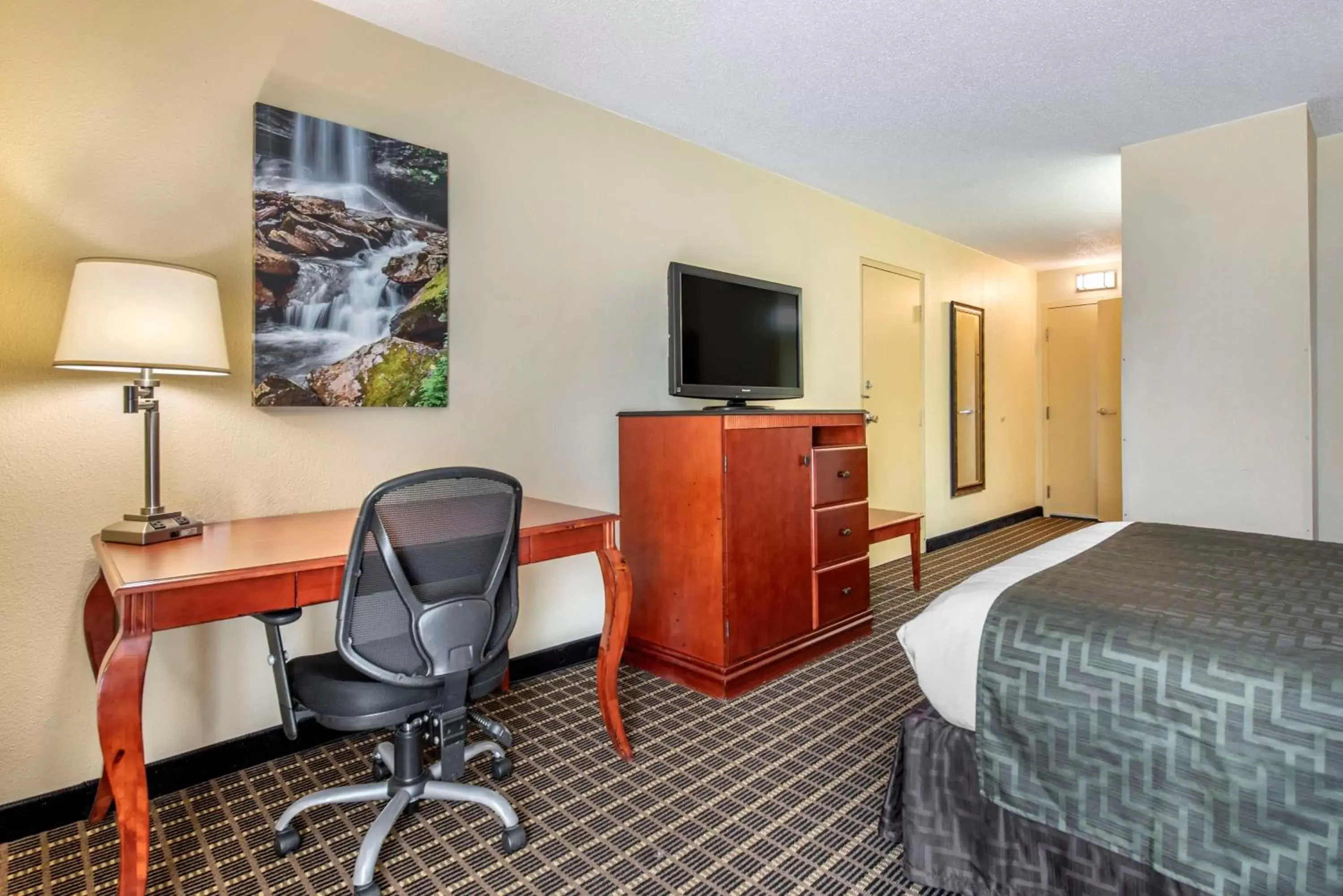 Bedroom, TV/Entertainment Center in Best Western Plus Bridgeport Inn