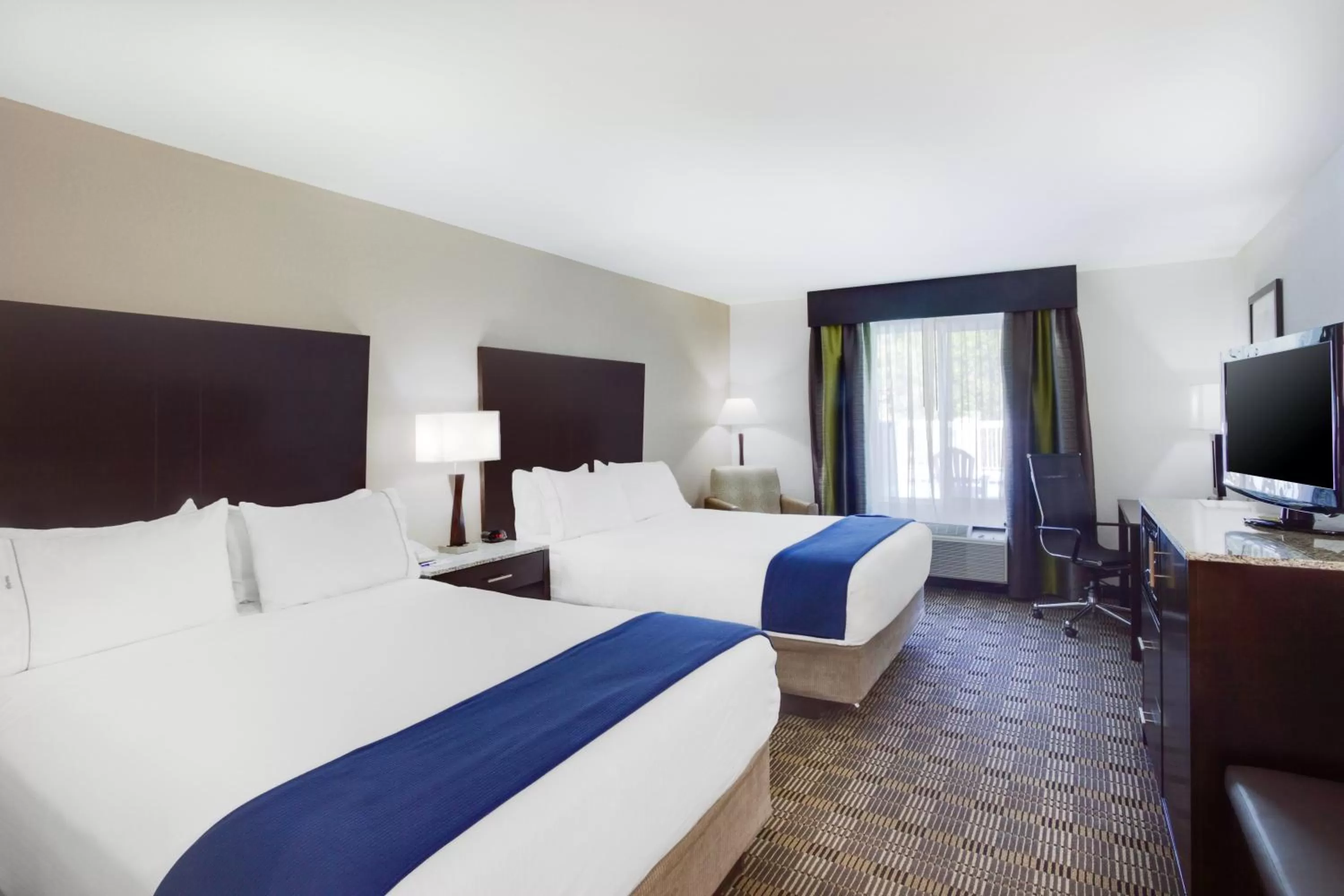 Photo of the whole room, Bed in Holiday Inn Express Hotel & Suites Mebane by IHG
