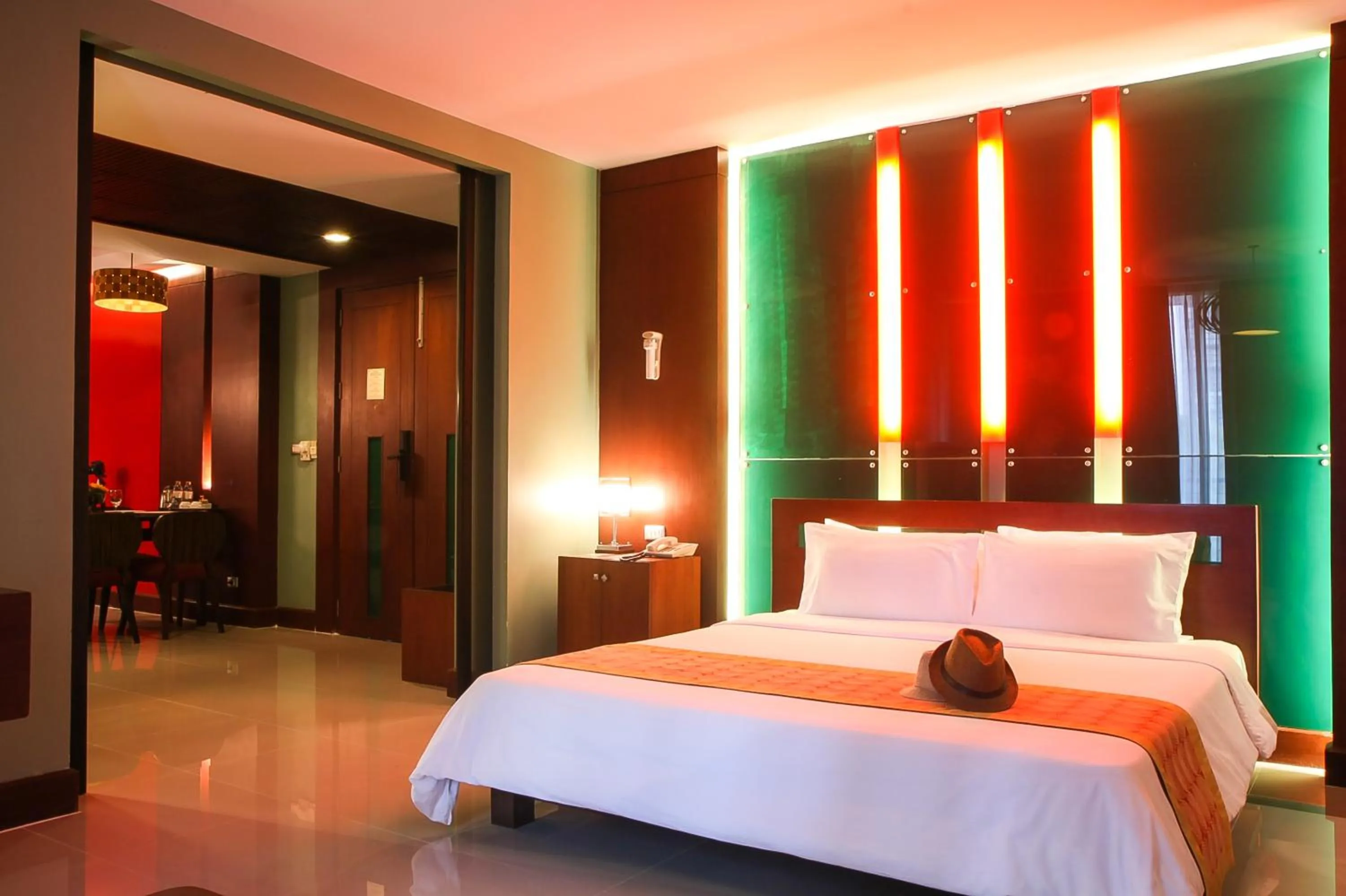 Bedroom, Bed in Long Beach Garden Hotel & Pavilions