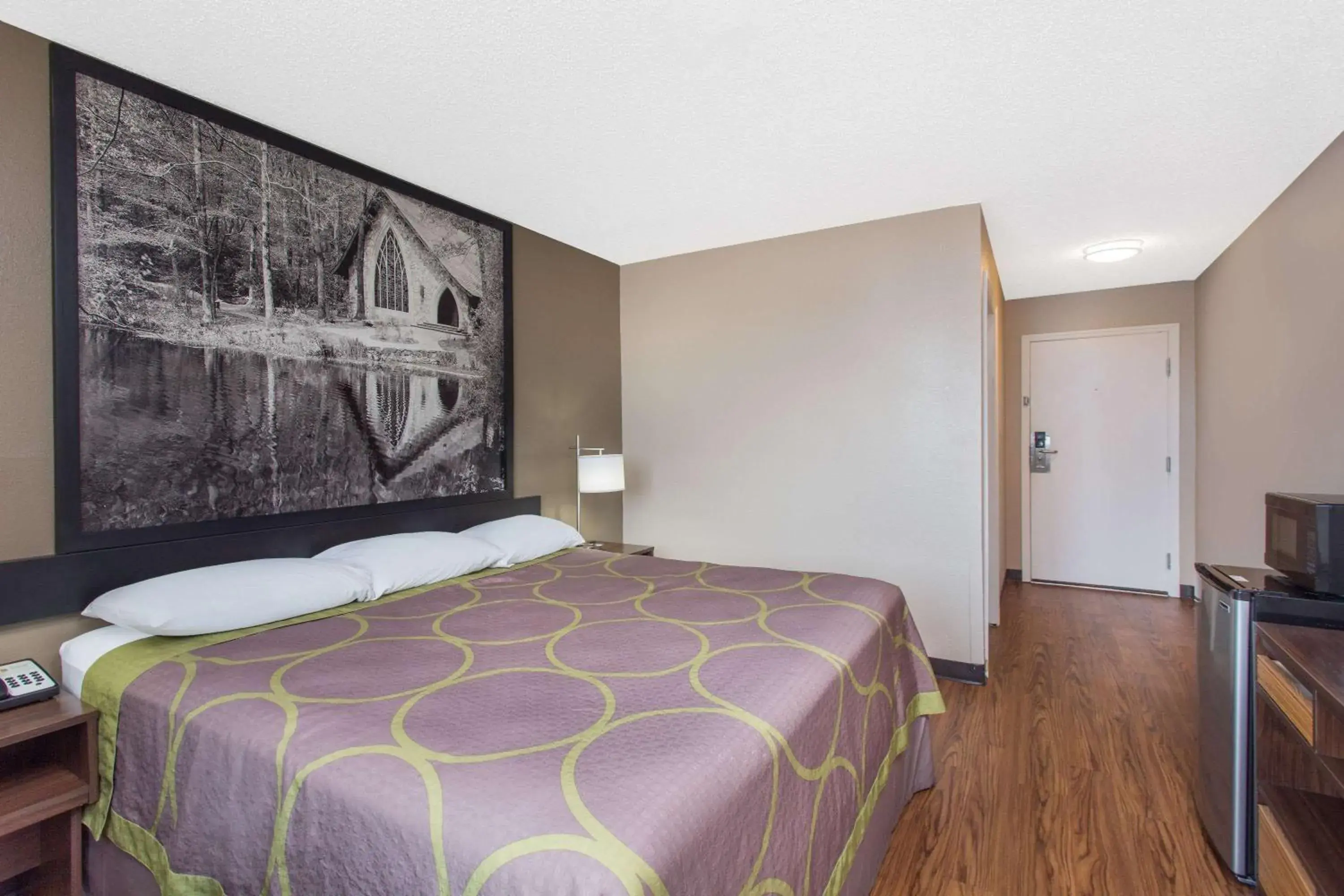 Photo of the whole room, Bed in Super 8 by Wyndham Columbus Airport