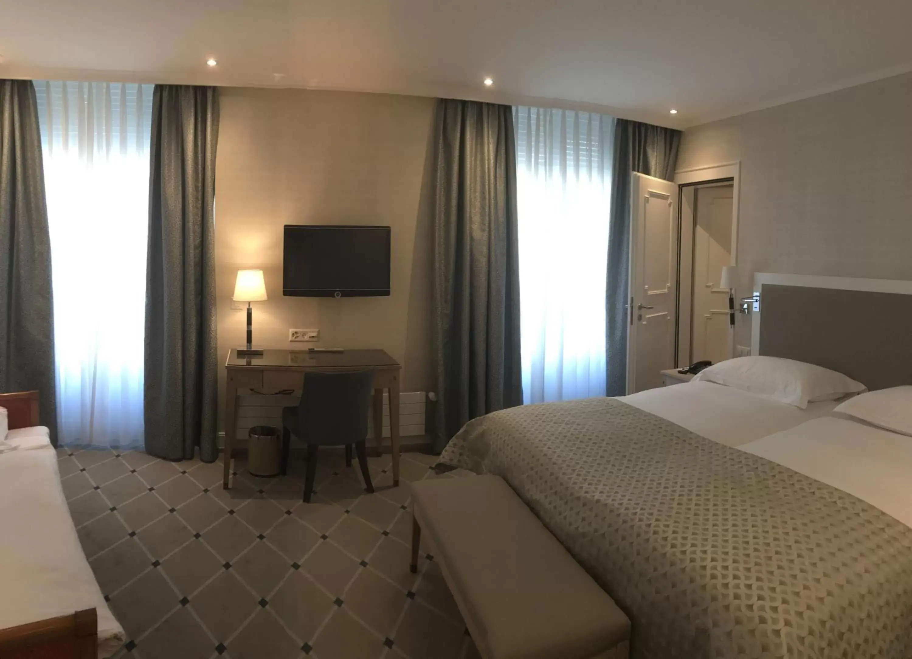 Bed in Hôtel de la Paix Lausanne