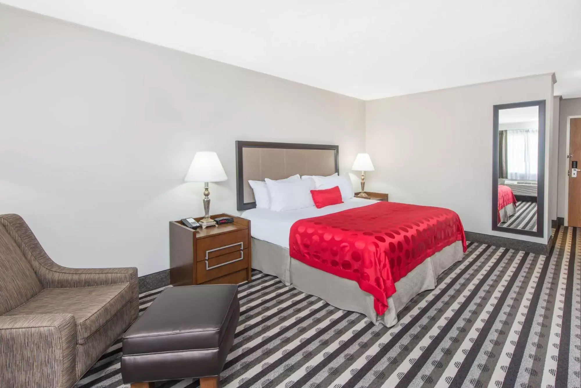 Seating area, Bed in Ramada by Wyndham Springfield North