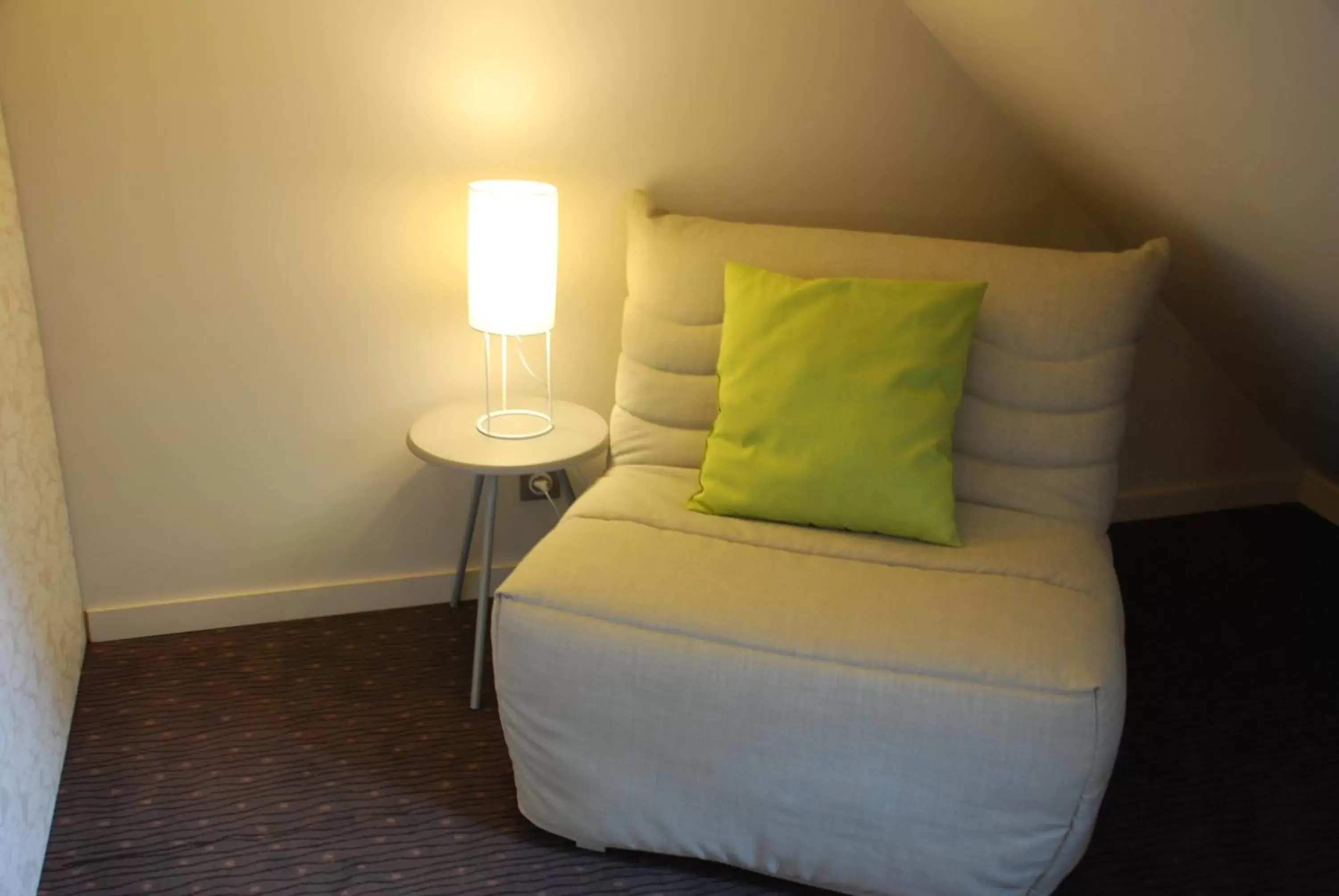 Seating area, Bed in Ruthenium Hotel