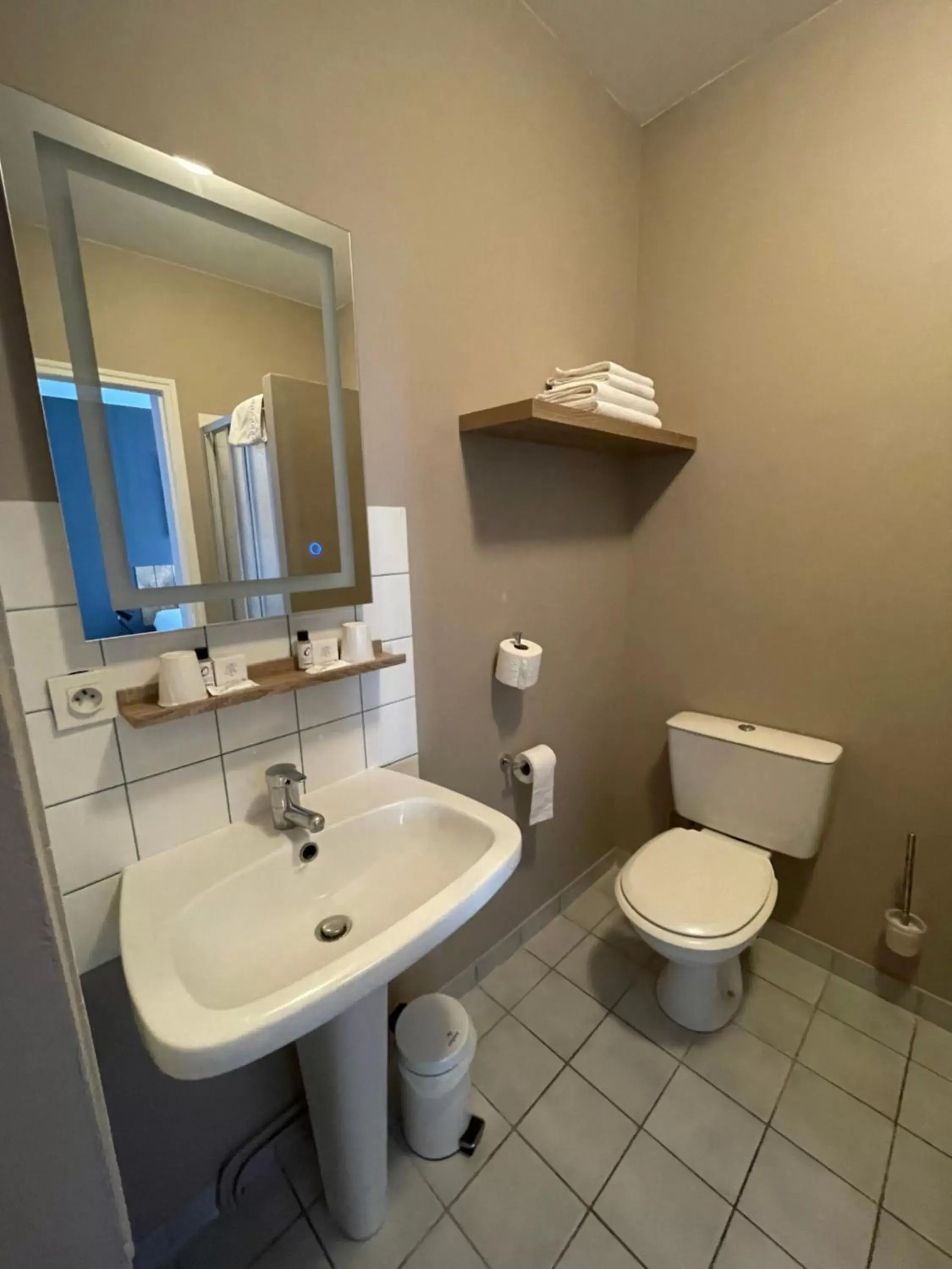 Bathroom in The Originals City, Hôtel La Saulaie, Saumur Ouest (Inter-Hotel)