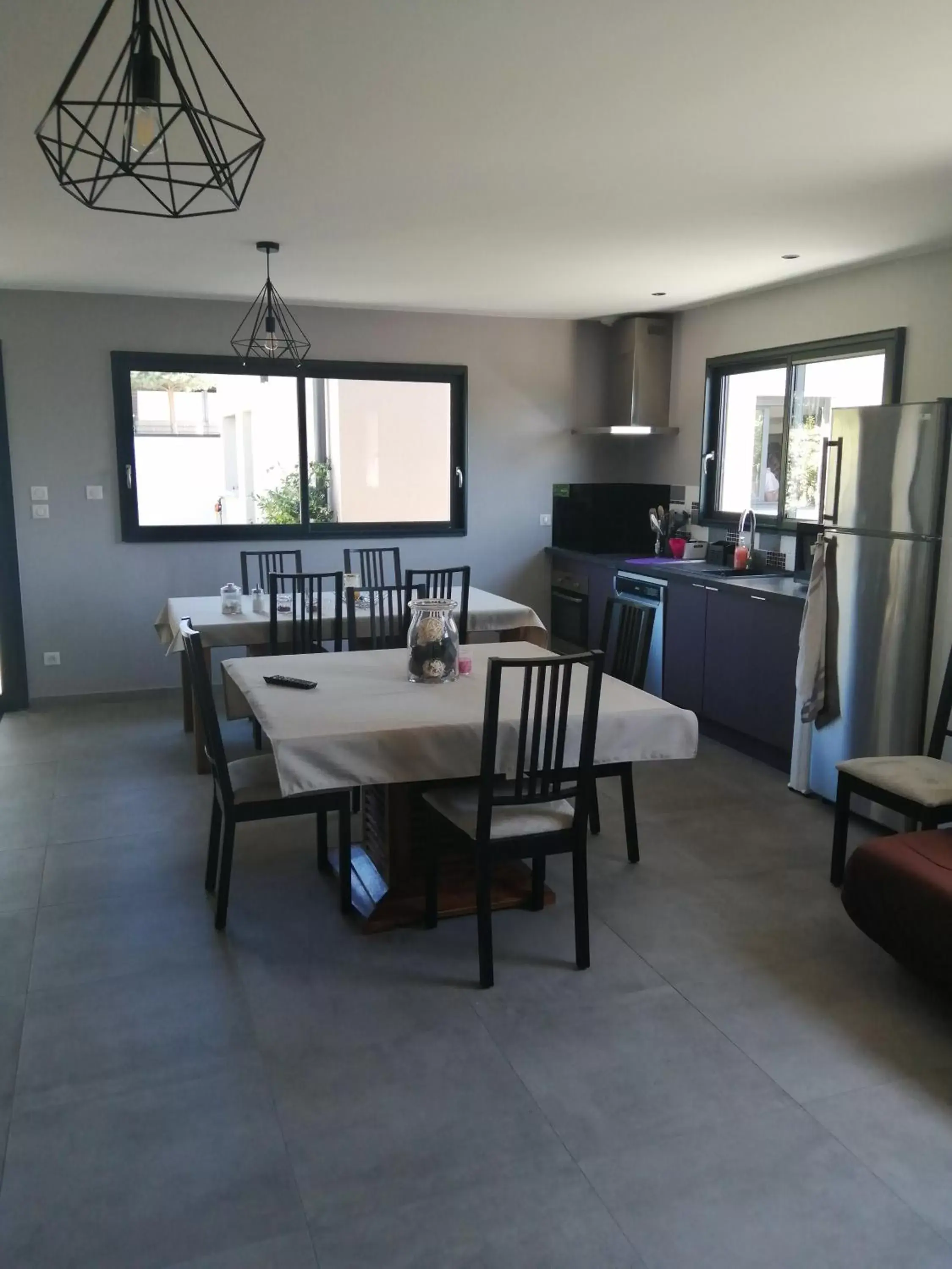 Kitchen or kitchenette, Dining Area in Villa'vi Lyon Est Chambres d'Hôtes