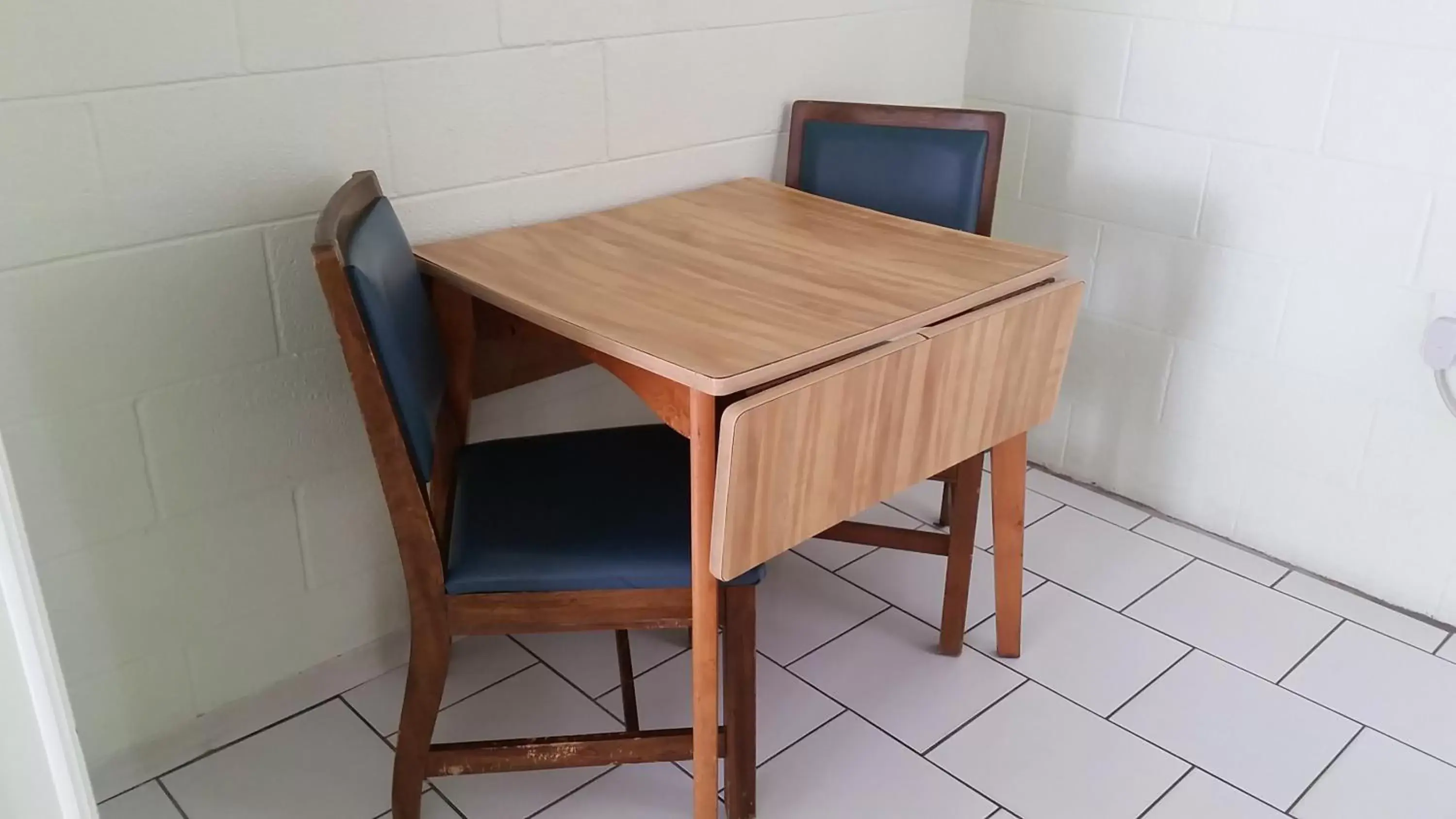 Dining Area in Vancouver Motel