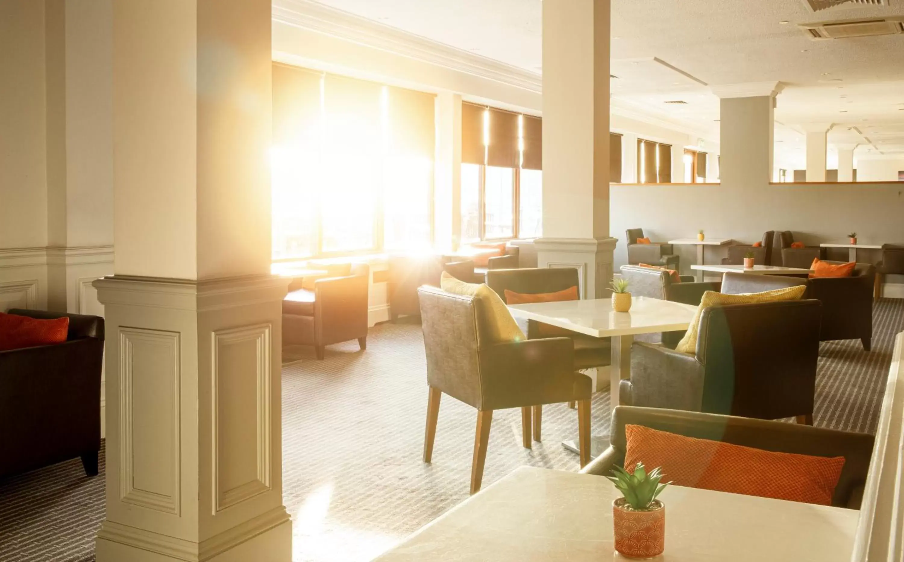 Lounge or bar, Restaurant/Places to Eat in Holiday Inn Hull Marina, an IHG Hotel