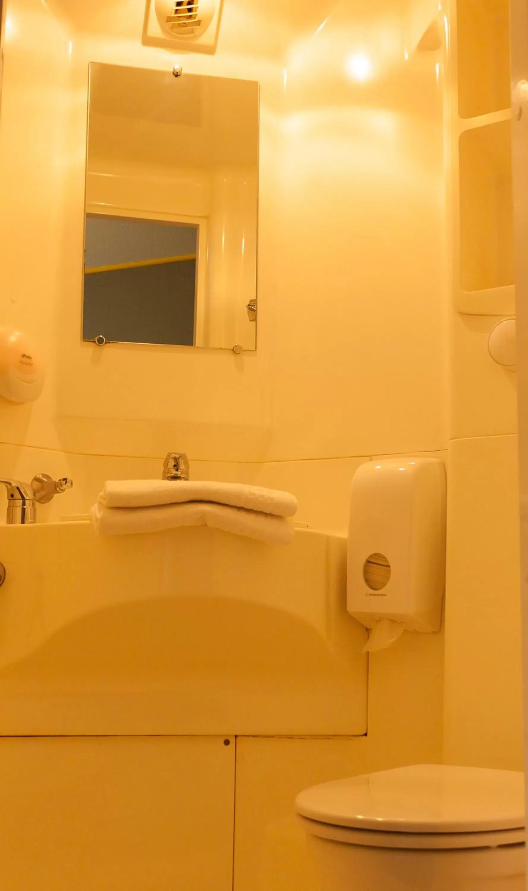 Family Room (2 Adults + 2 Children) in hôtel QUICK Palace Tours Nord Family Room (2 Adults + 2 Children) in hôtel QUICK Palace Tours Nord