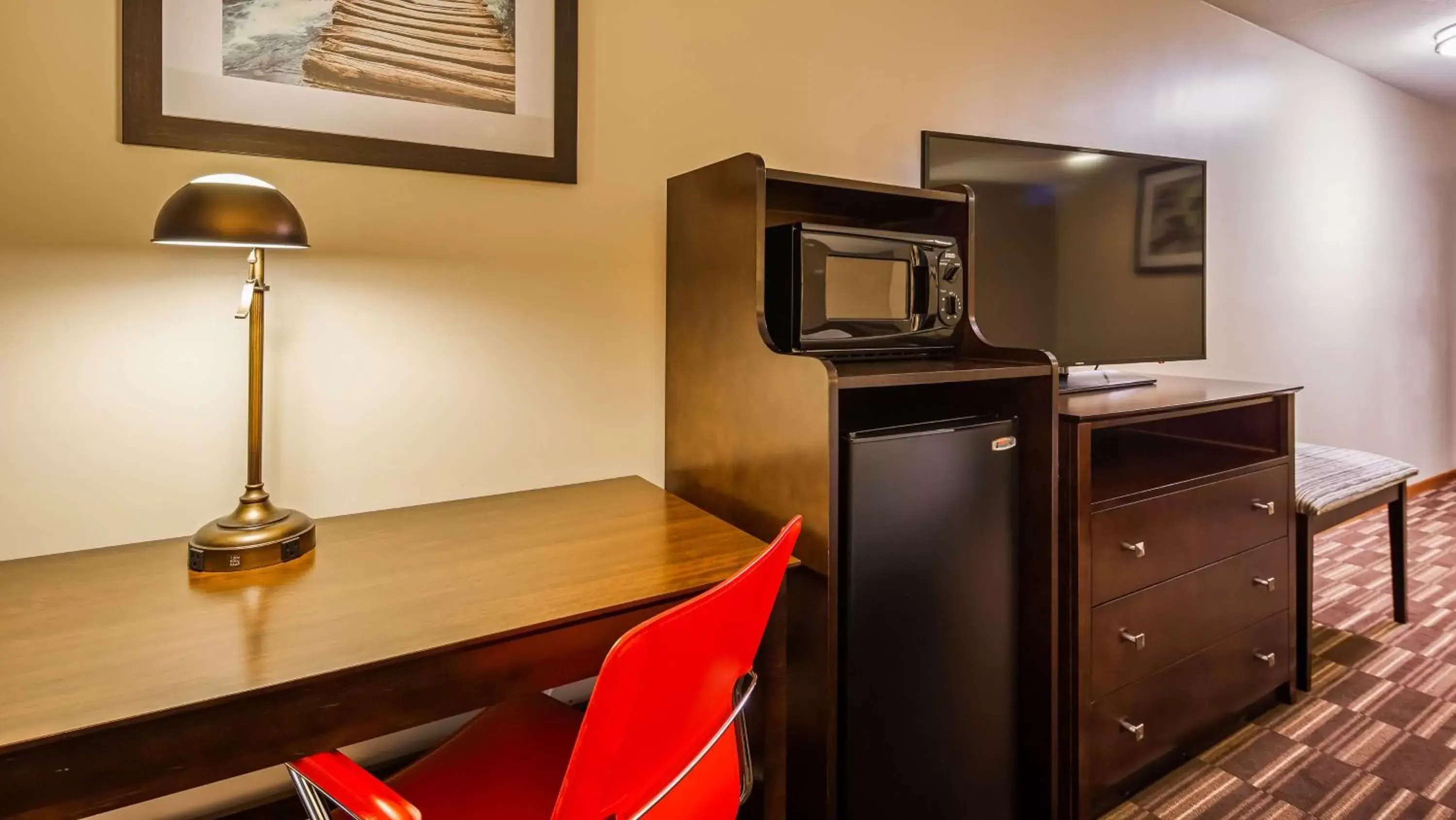 TV and multimedia, TV/Entertainment Center in Best Western University Inn