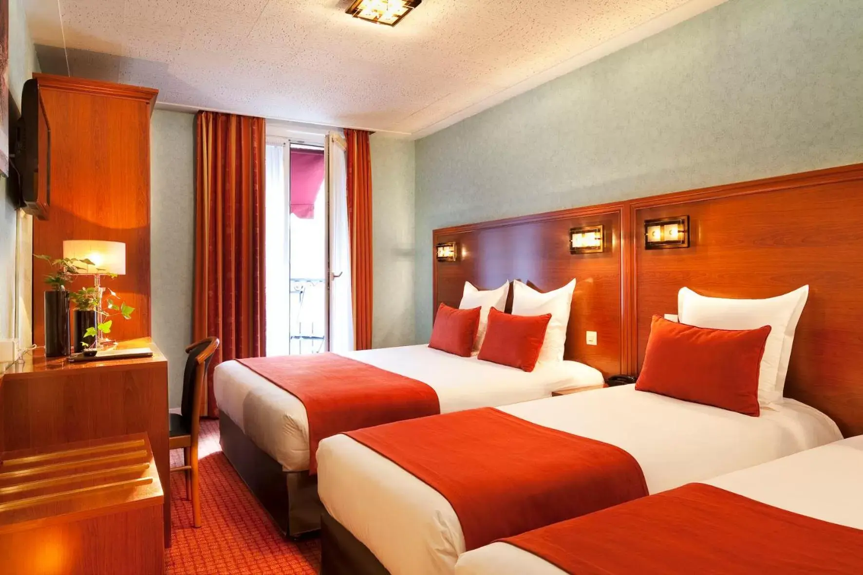 Comfort Quadruple Room in Hotel Terminus Lyon