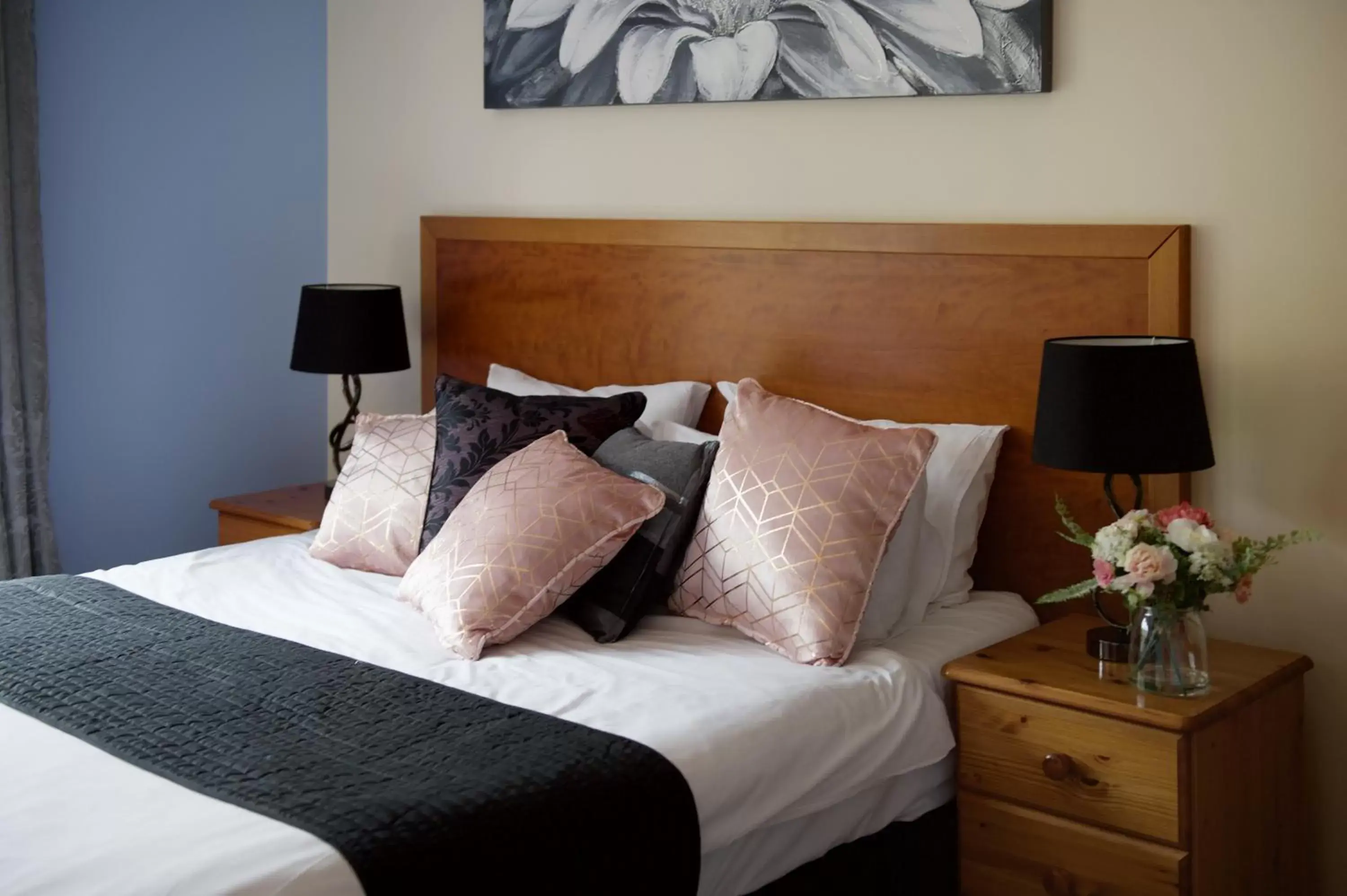 Bed in Little Foxes Hotel & Gatwick Airport Parking