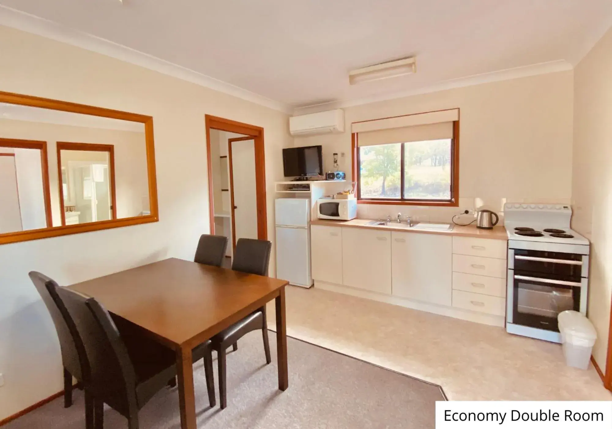 Kitchen or kitchenette, Kitchen/Kitchenette in Pokolbin Village Estate