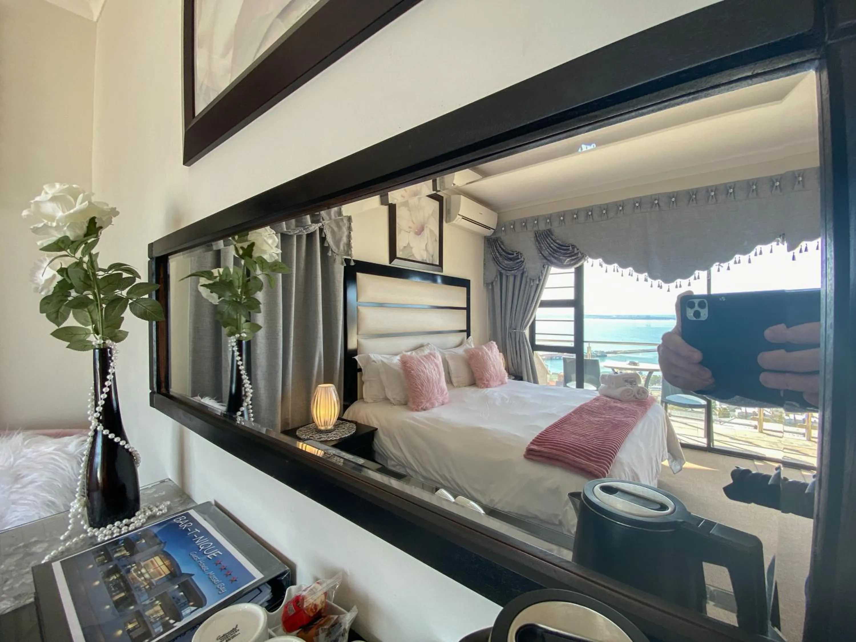 Coffee/tea facilities, Bed in Bar-t-nique Guest House