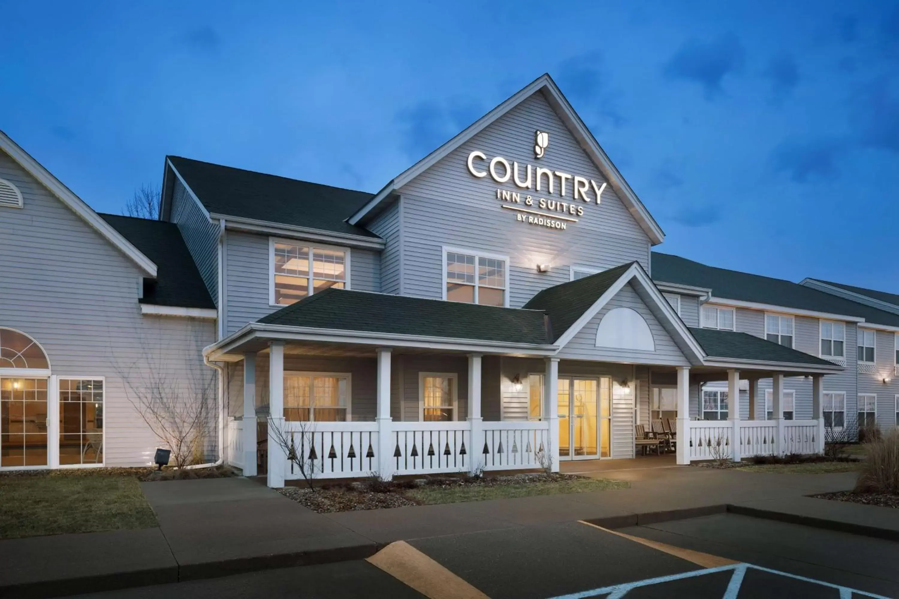 Property building in Country Inn & Suites by Radisson, Grinnell, IA