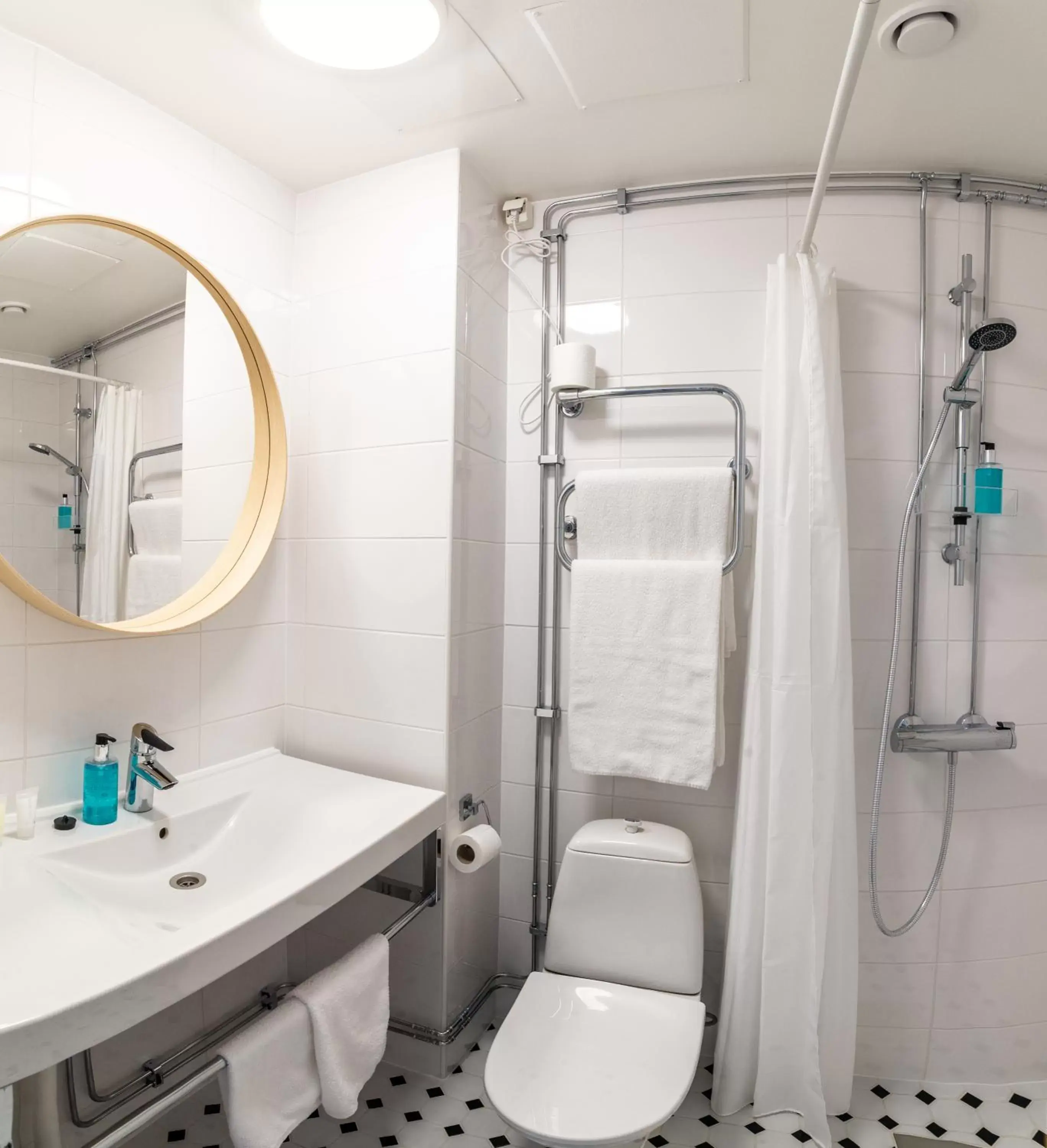 Shower, Bathroom in Hotel Sparre