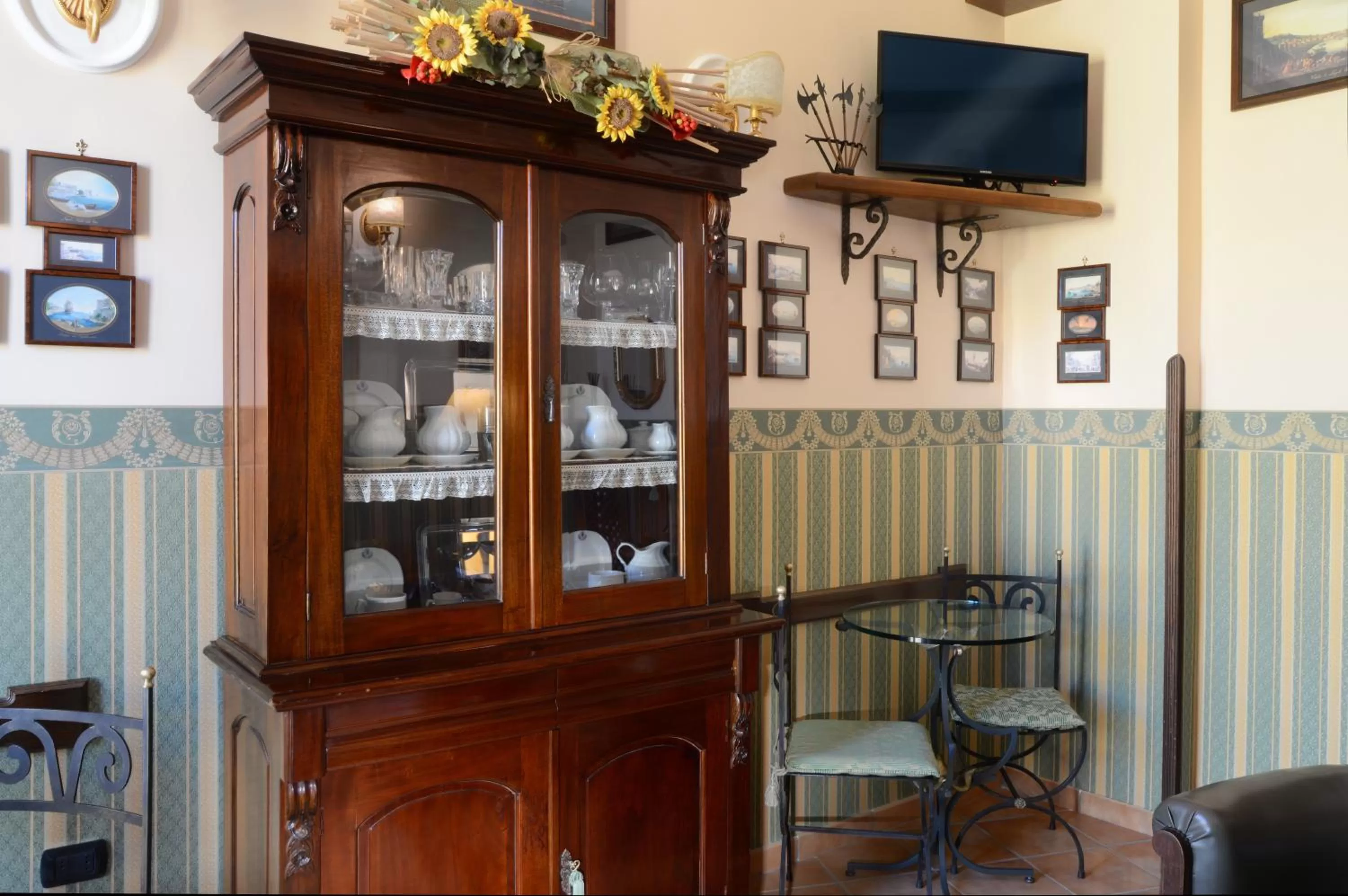 Communal lounge/ TV room in Pinto-Storey Hotel