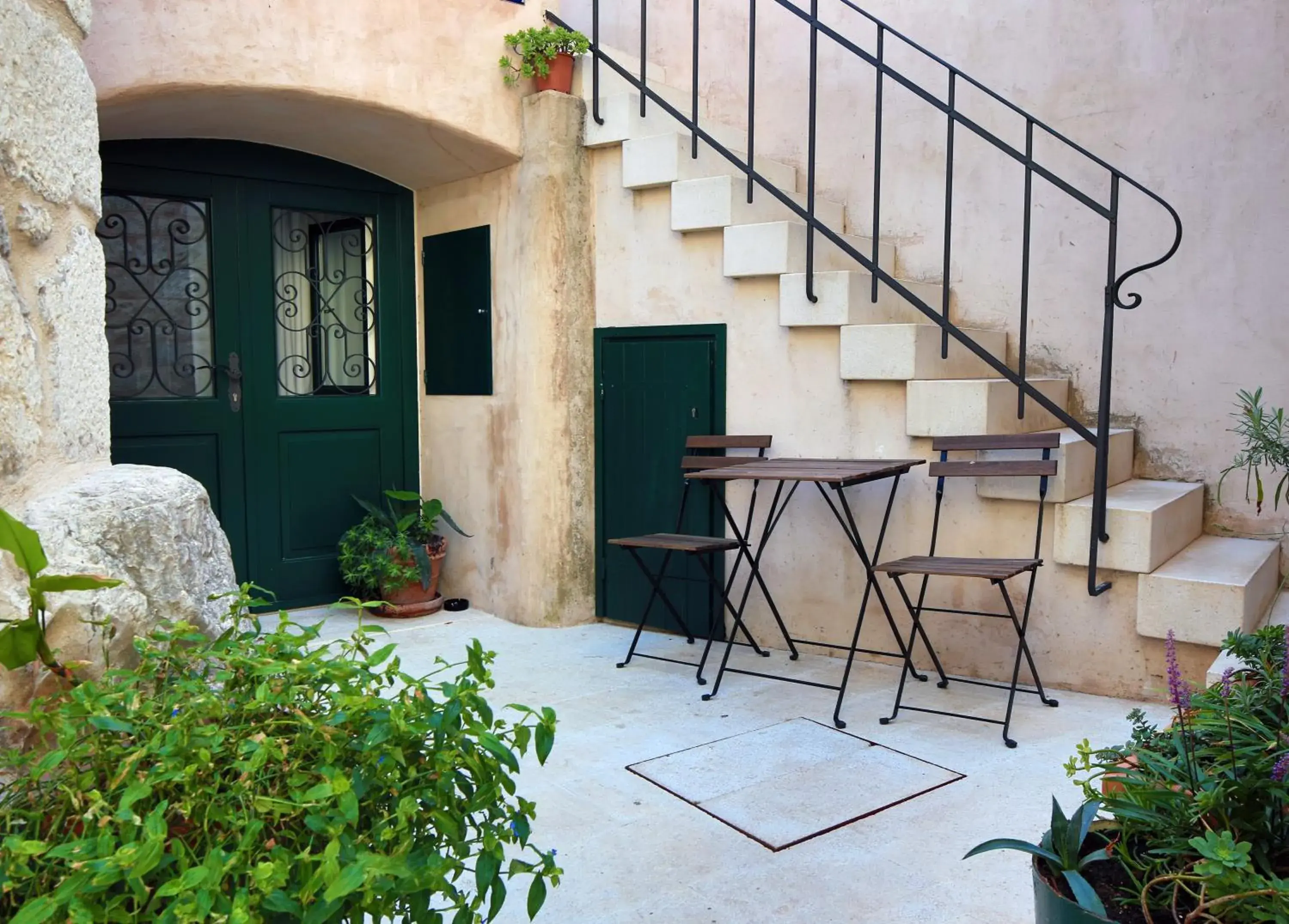 Facade/entrance in Divota Apartment Hotel