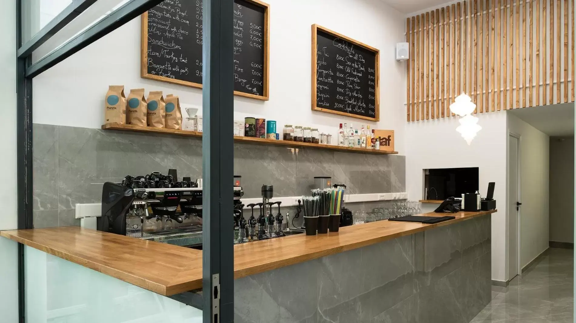 Coffee/tea facilities, Kitchen/Kitchenette in HOTEL_TIER