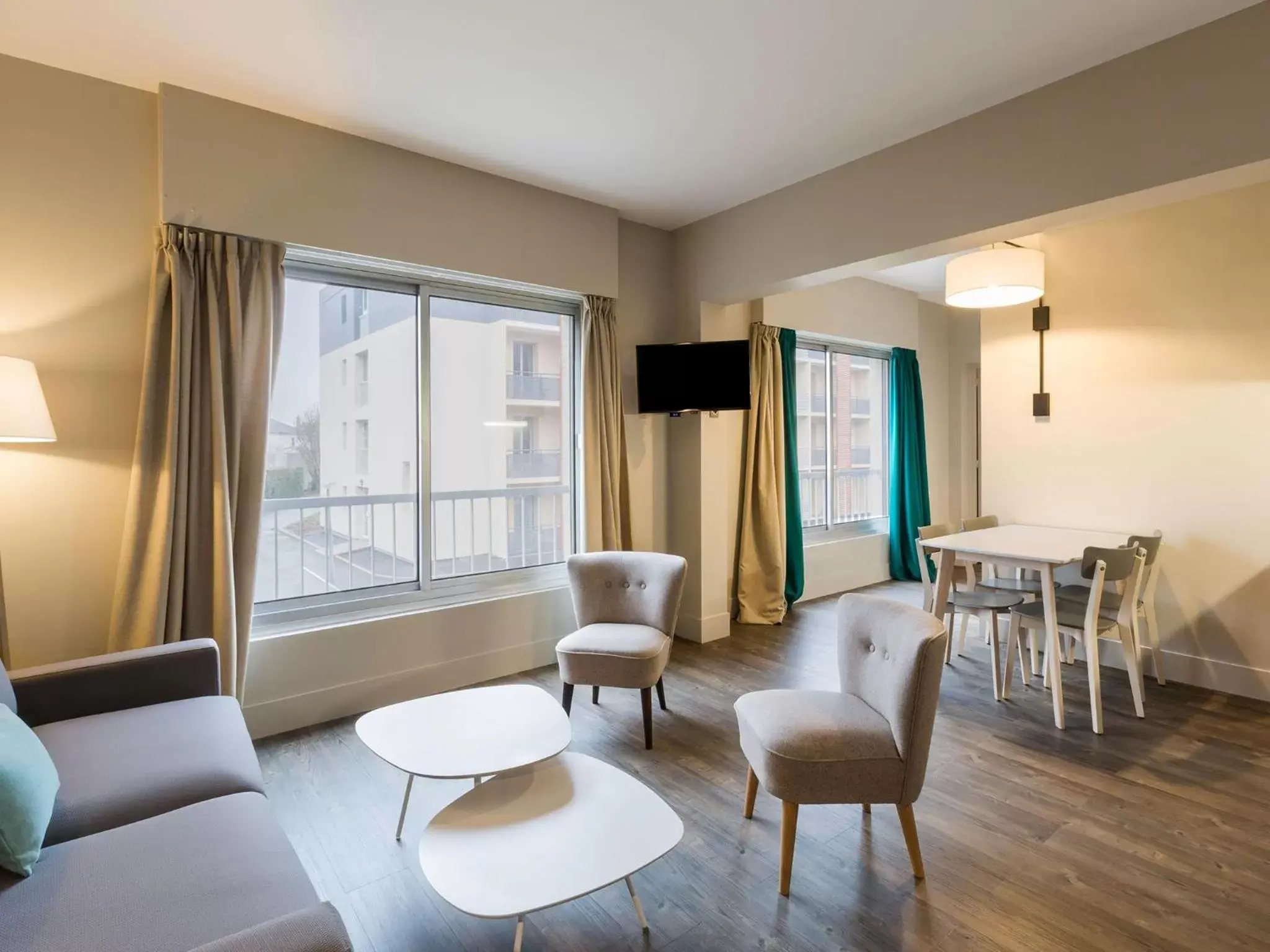 Living room, Seating Area in BEST WESTERN La Porte des Châteaux