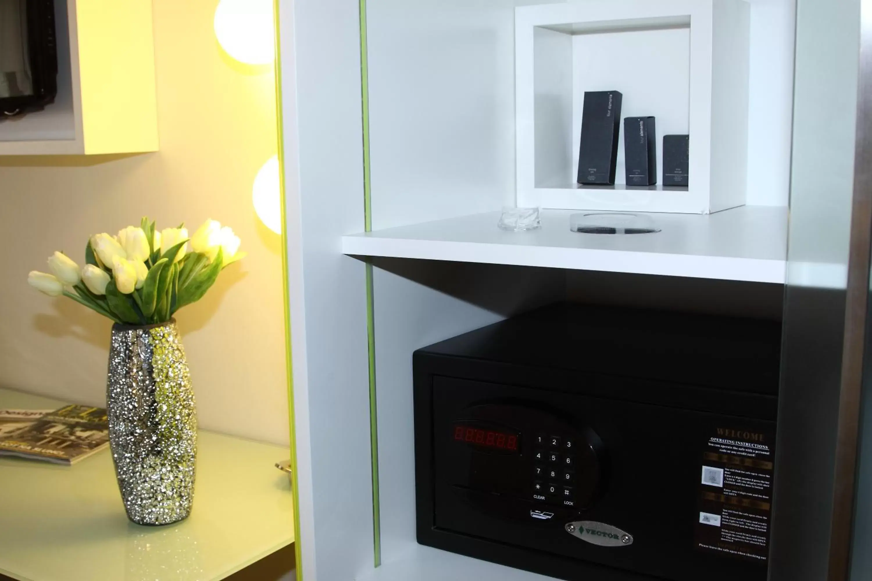 TV and multimedia, Bathroom in Pure White