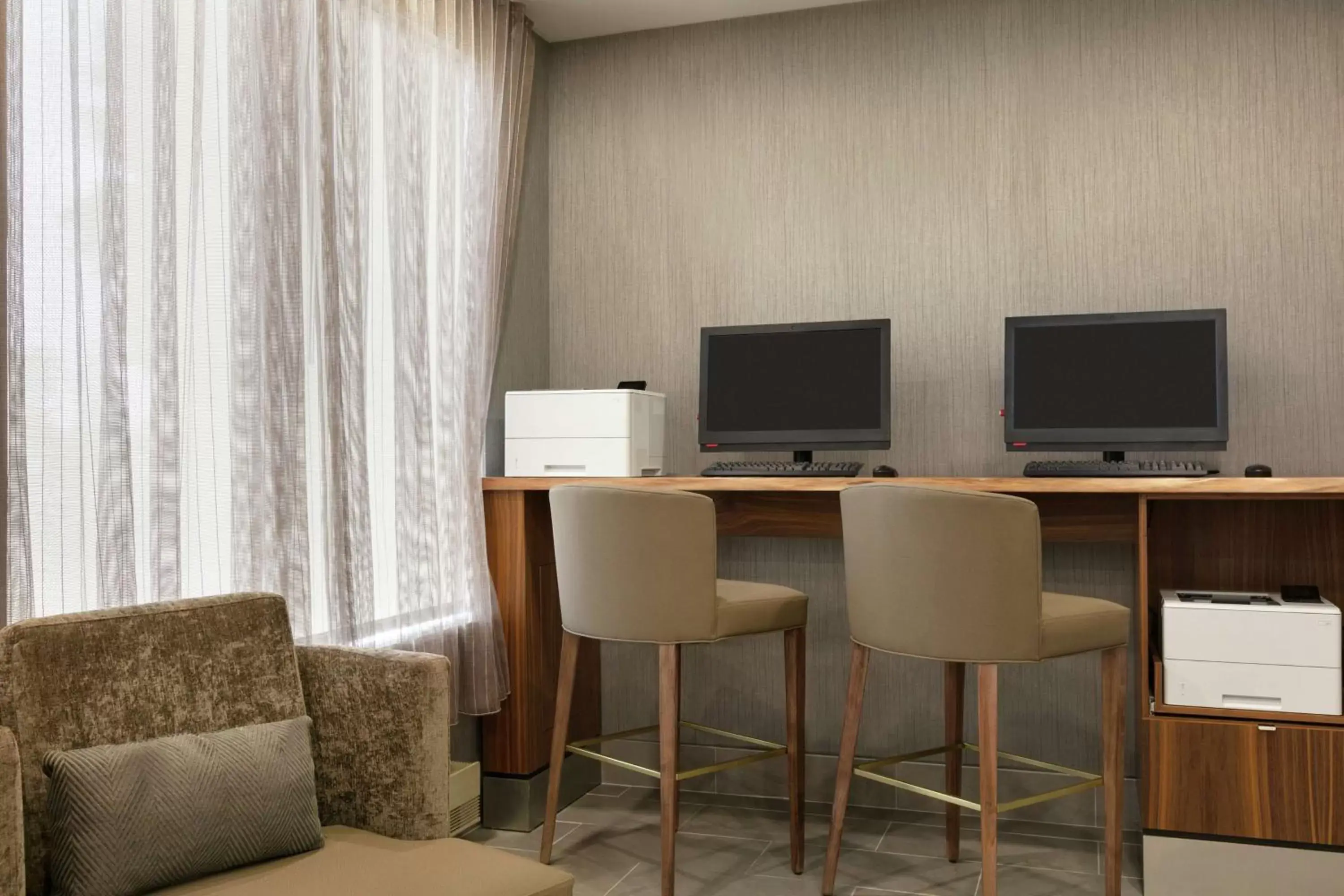 Business facilities in Embassy Suites By Hilton Montreal Airport