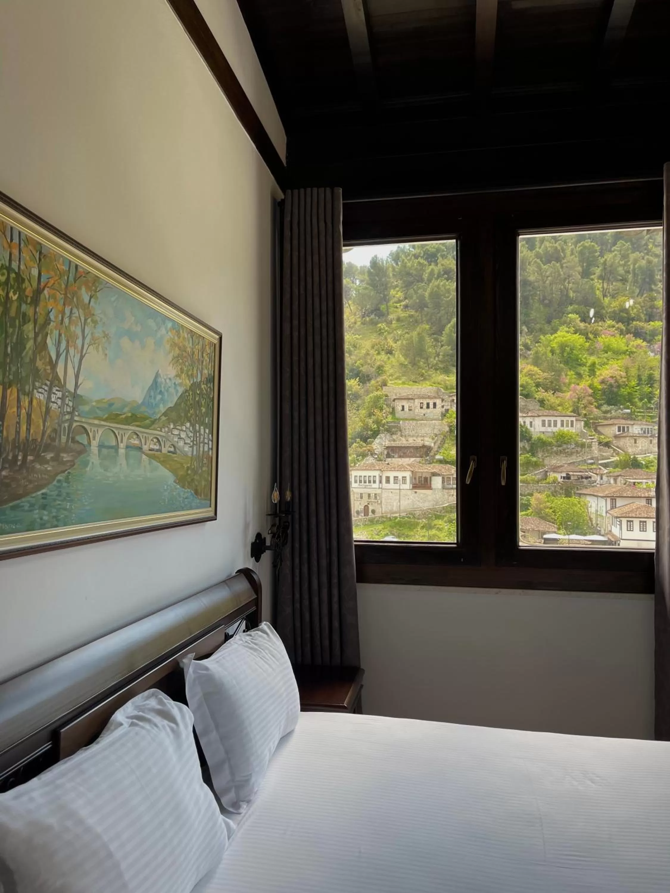 Bed in White House Berat