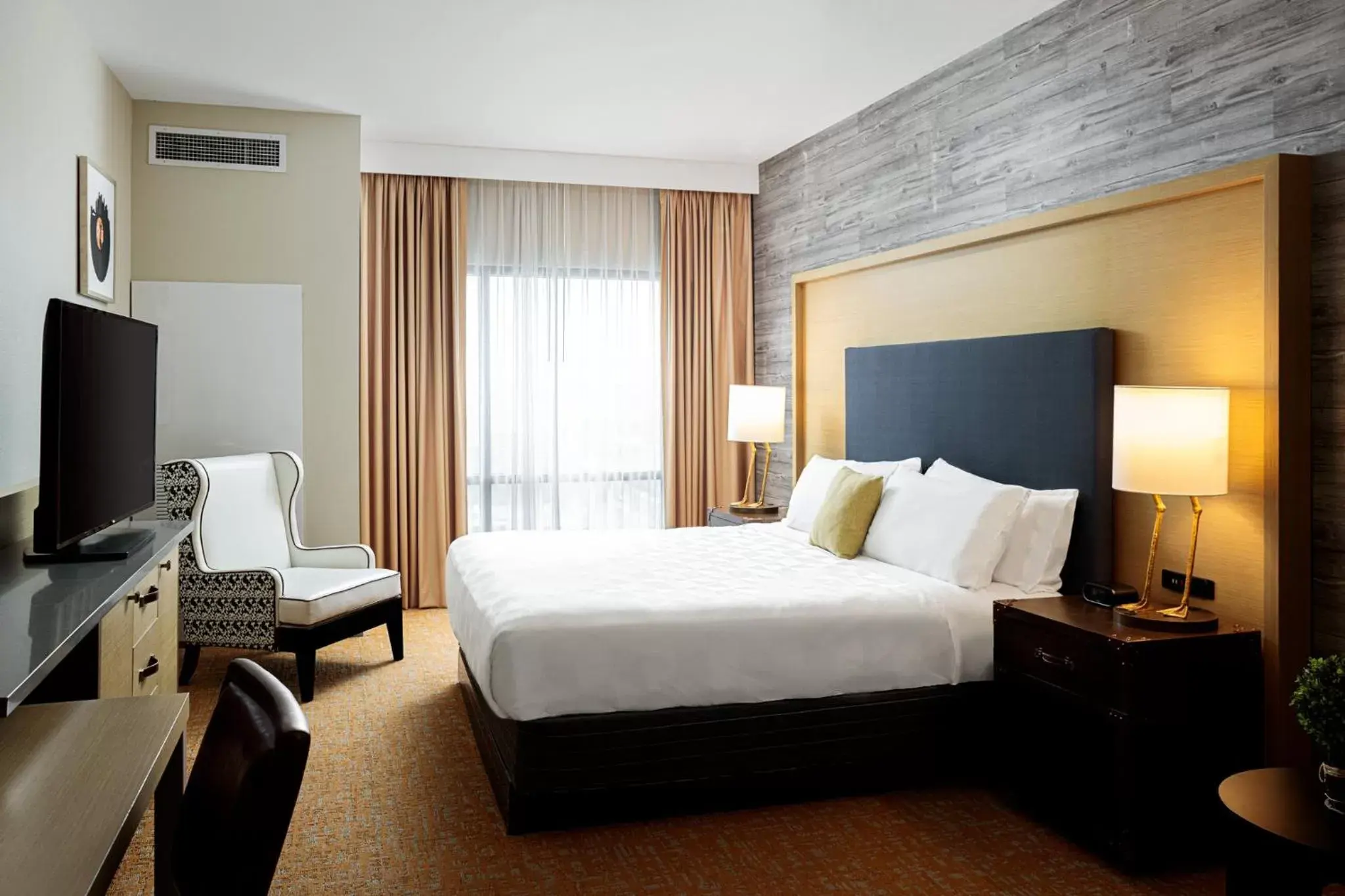 Photo of the whole room, Bed in Holiday Inn & Suites Nashville Downtown Broadway