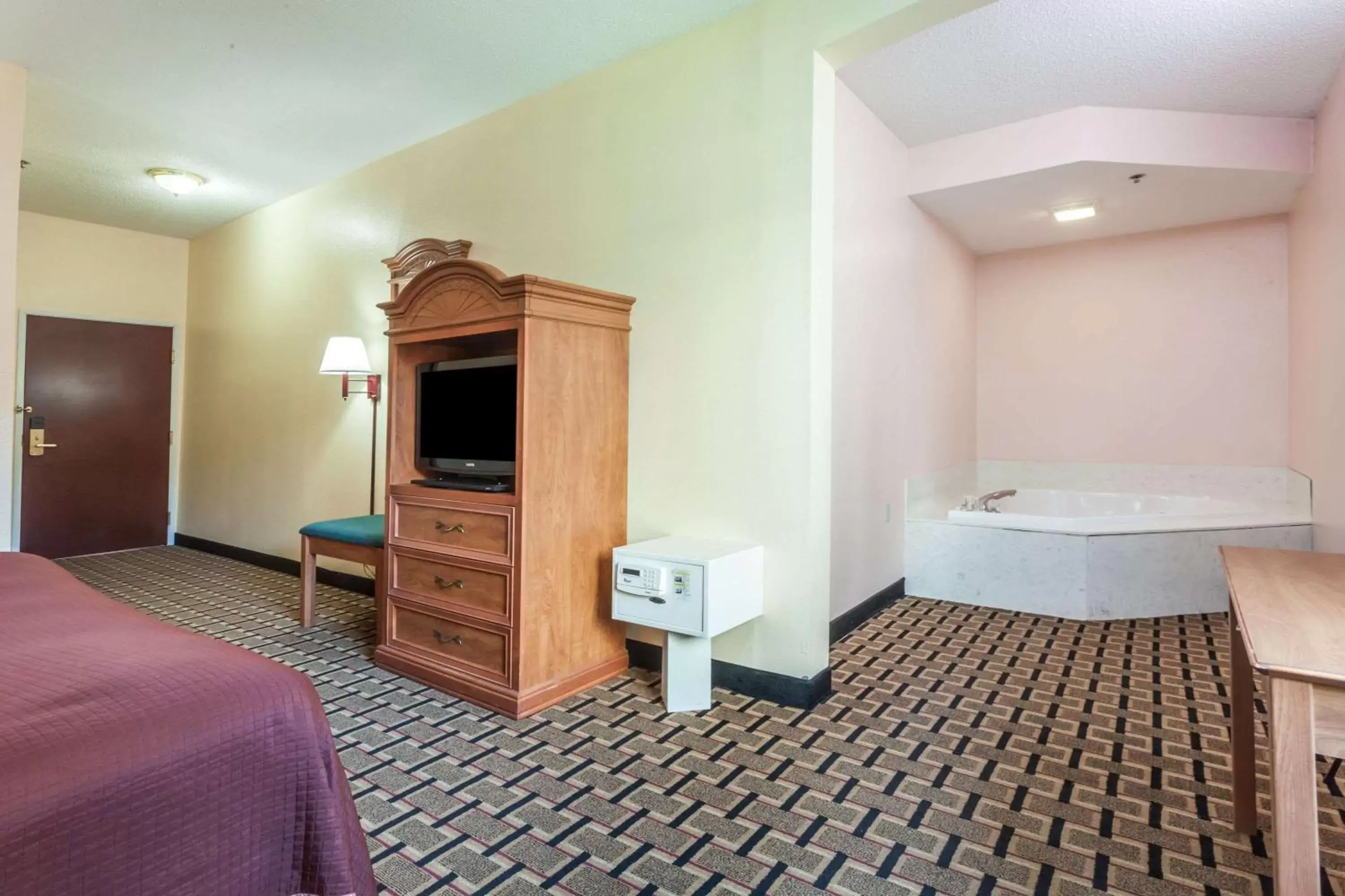 Photo of the whole room, TV/Entertainment Center in Howard Johnson by Wyndham Airport