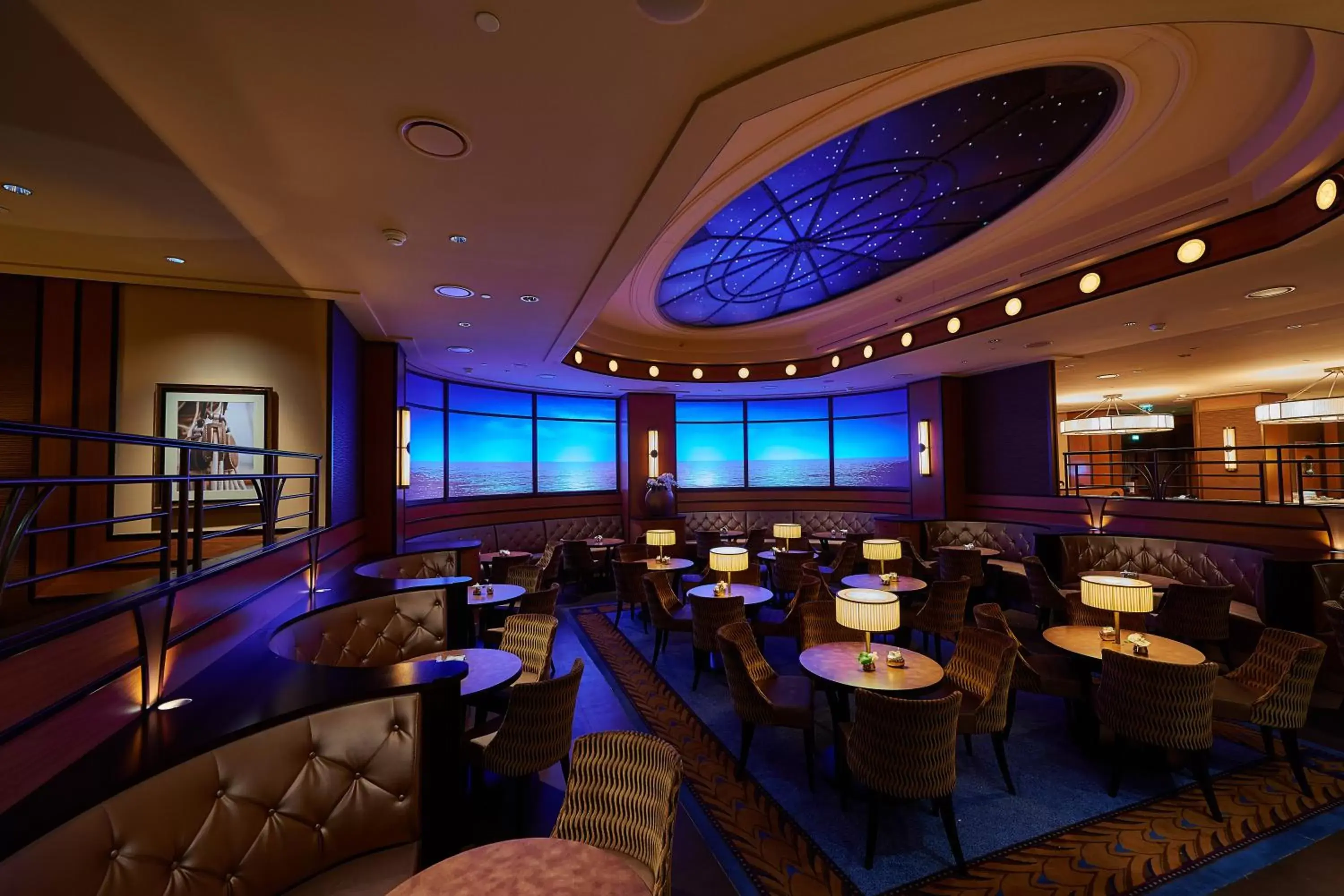 Lounge or bar, Restaurant/Places to Eat in Disney Newport Bay Club
