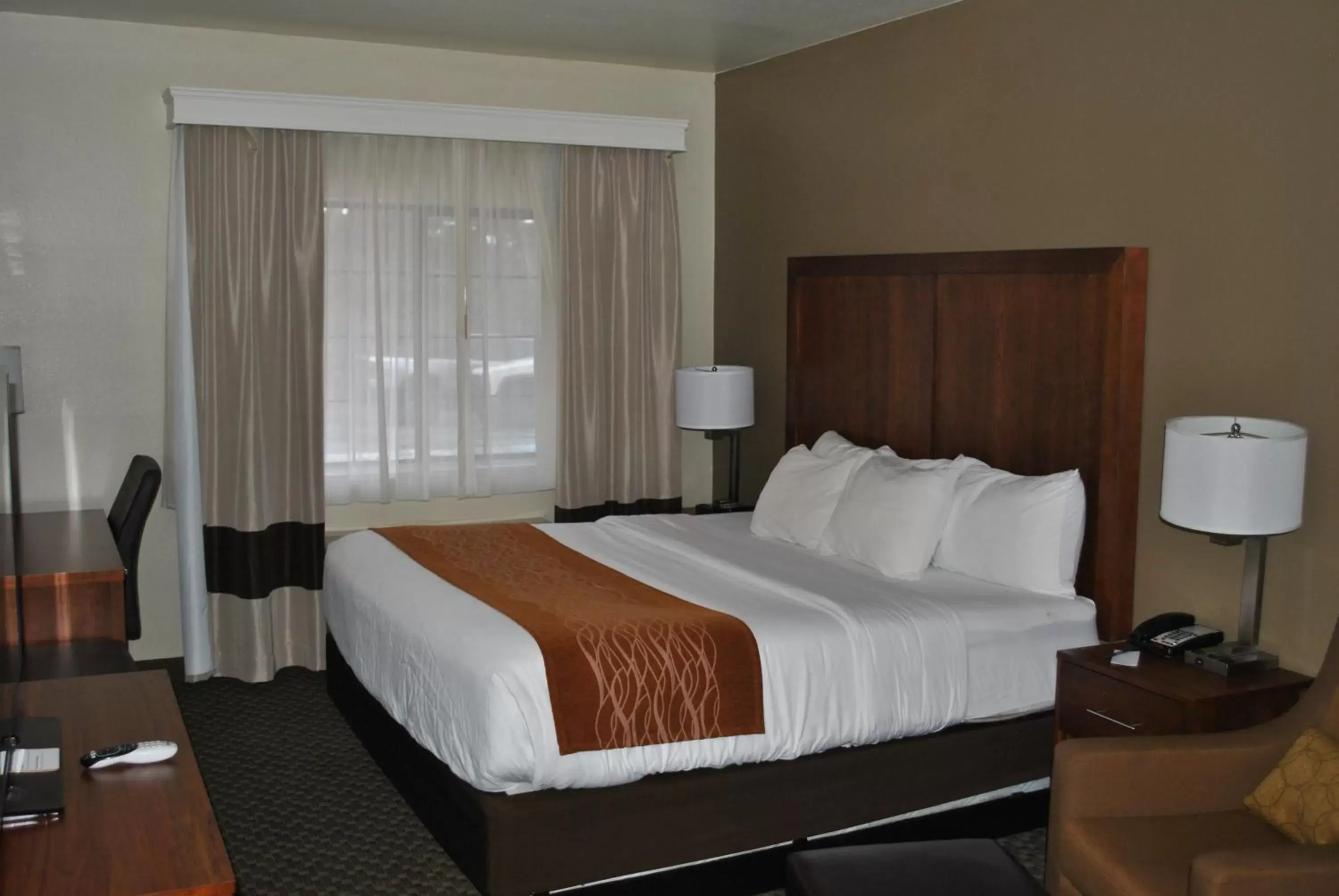 Bed in Comfort Inn & Suites Midtown