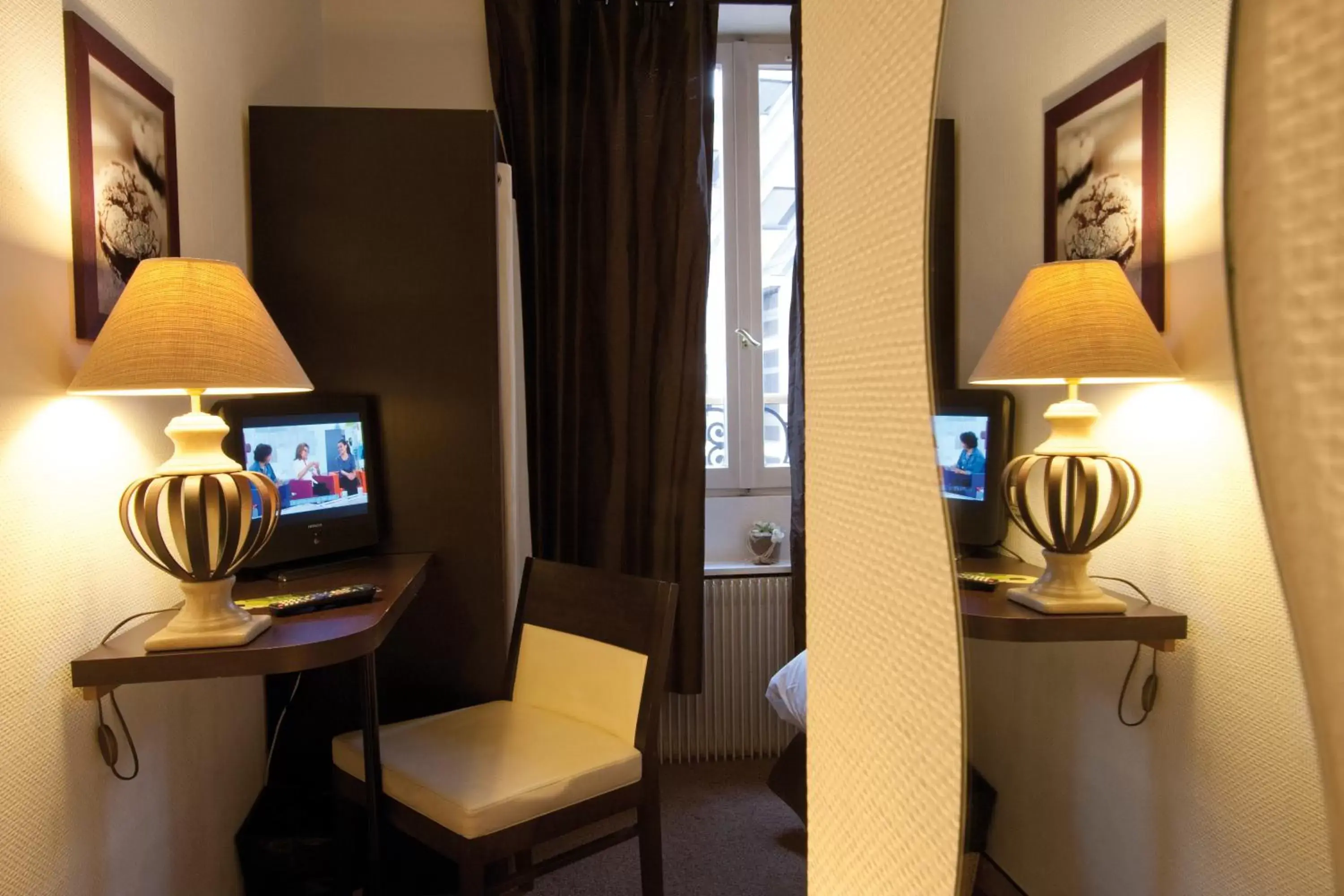 TV and multimedia, TV/Entertainment Center in Le Kléber Hôtel