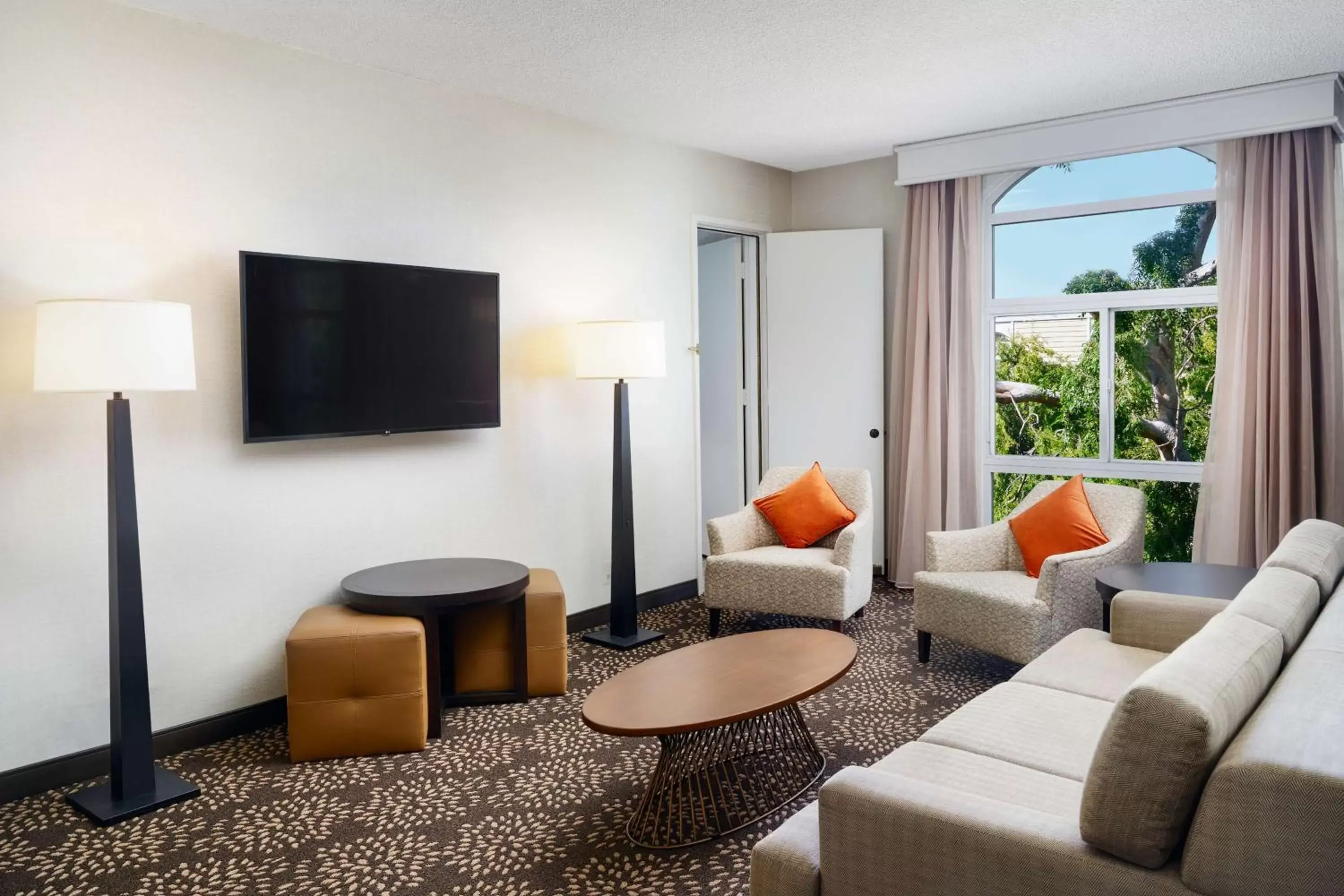 Living room, Seating Area in Hilton Oakland Airport