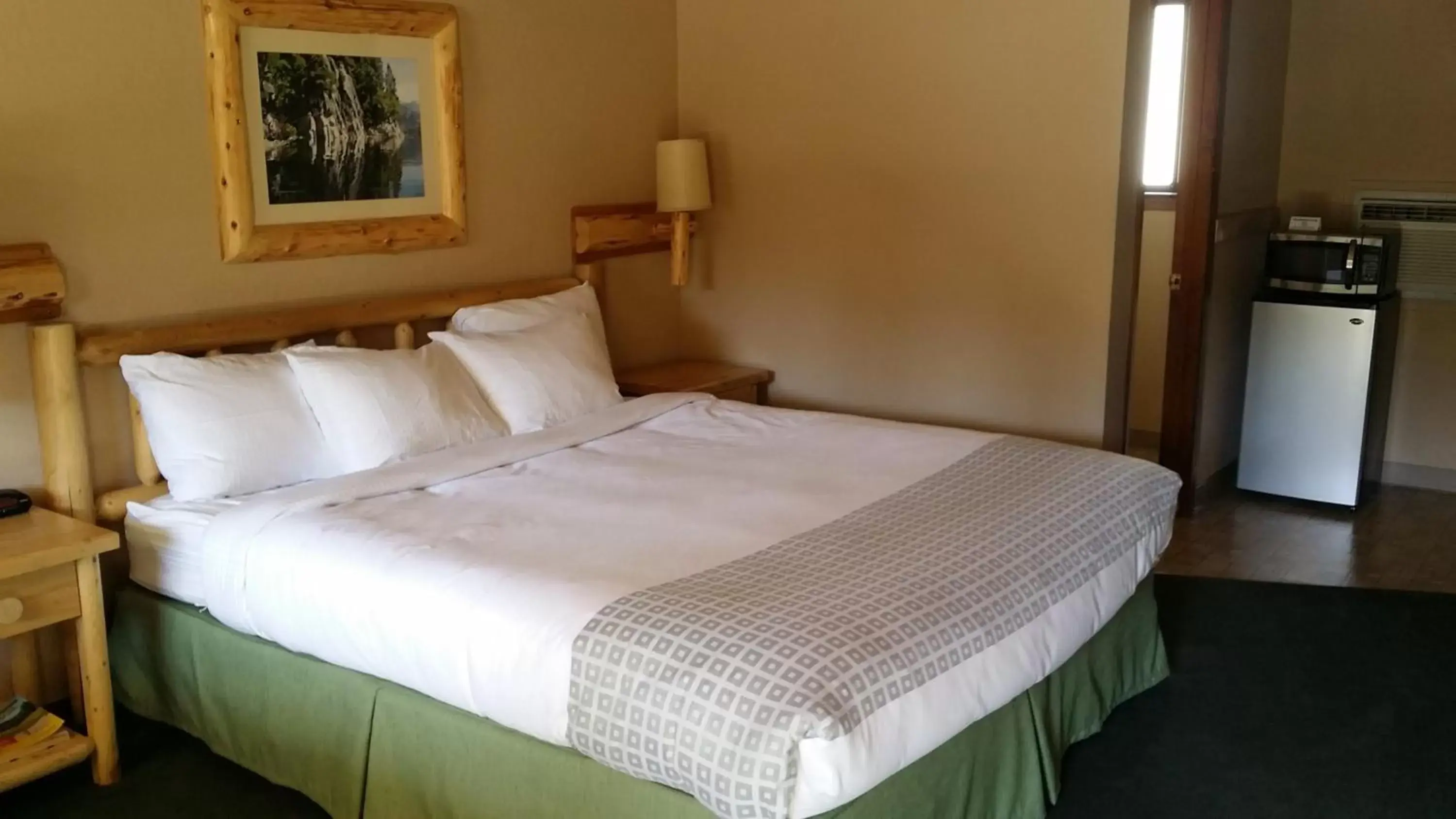 Deluxe King Room in Wildwood Inn