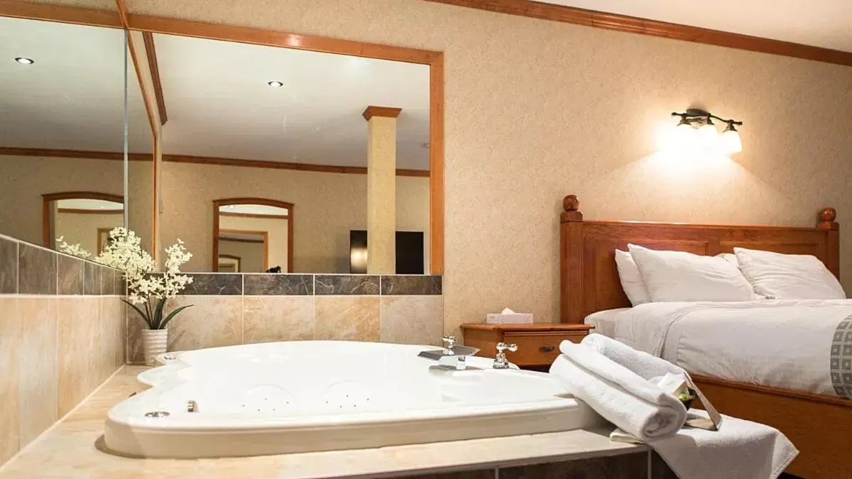 Hot Tub, Bathroom in Mount Robson Inn