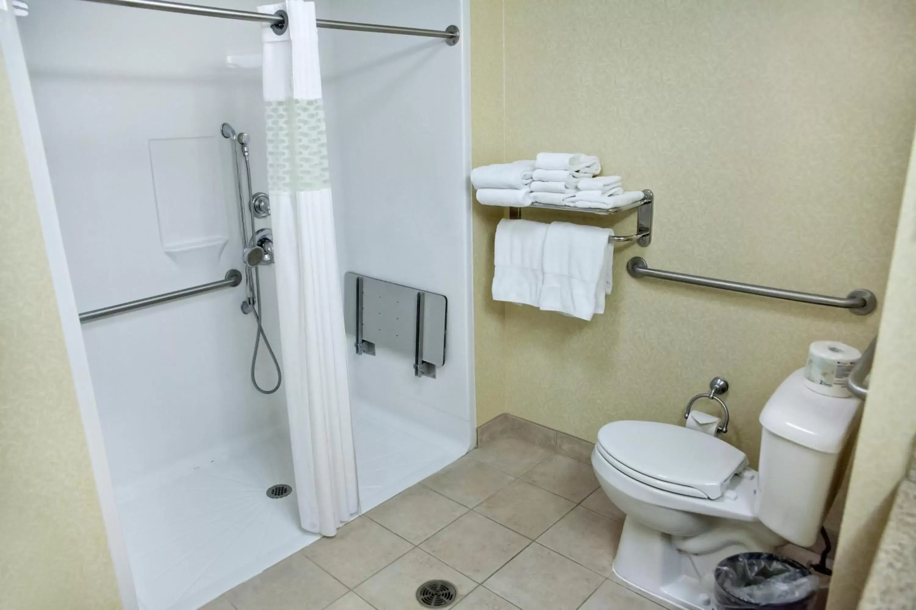 acessibility, Bathroom in Kitchener Inn & Suites