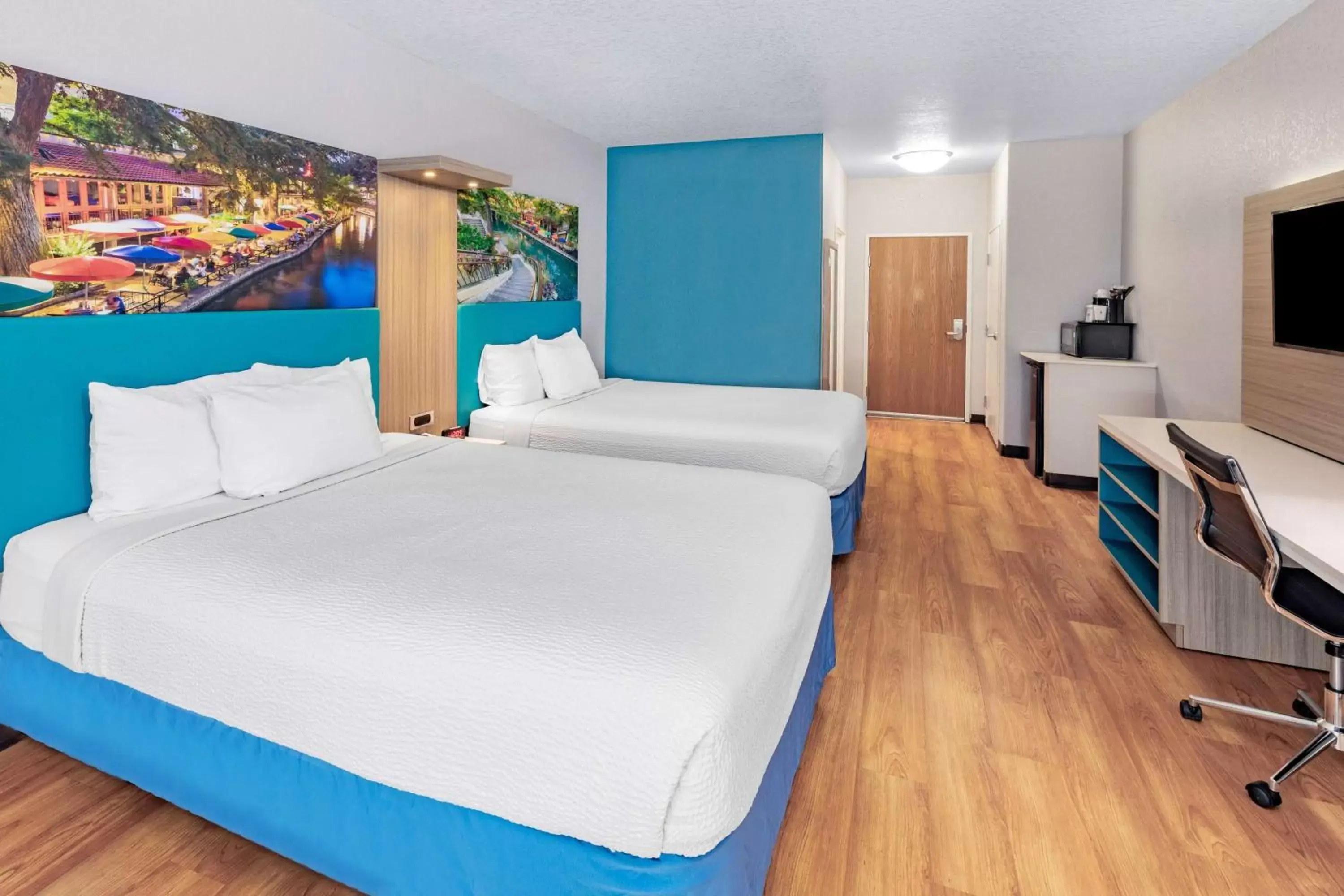 Photo of the whole room, Bed in Days Inn & Suites by Wyndham San Antonio near AT&T Center