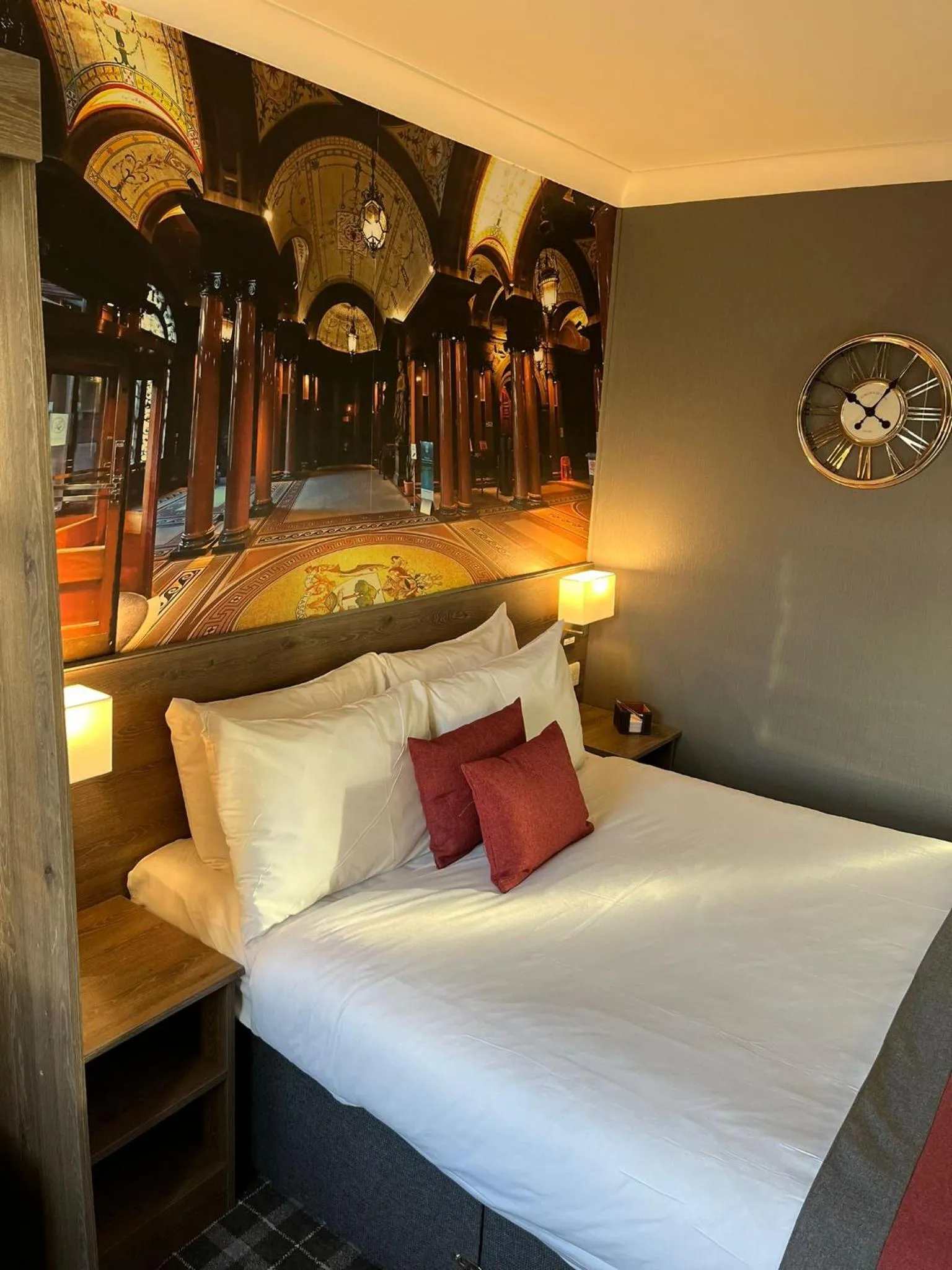 Bed in Devoncove Hotel Glasgow