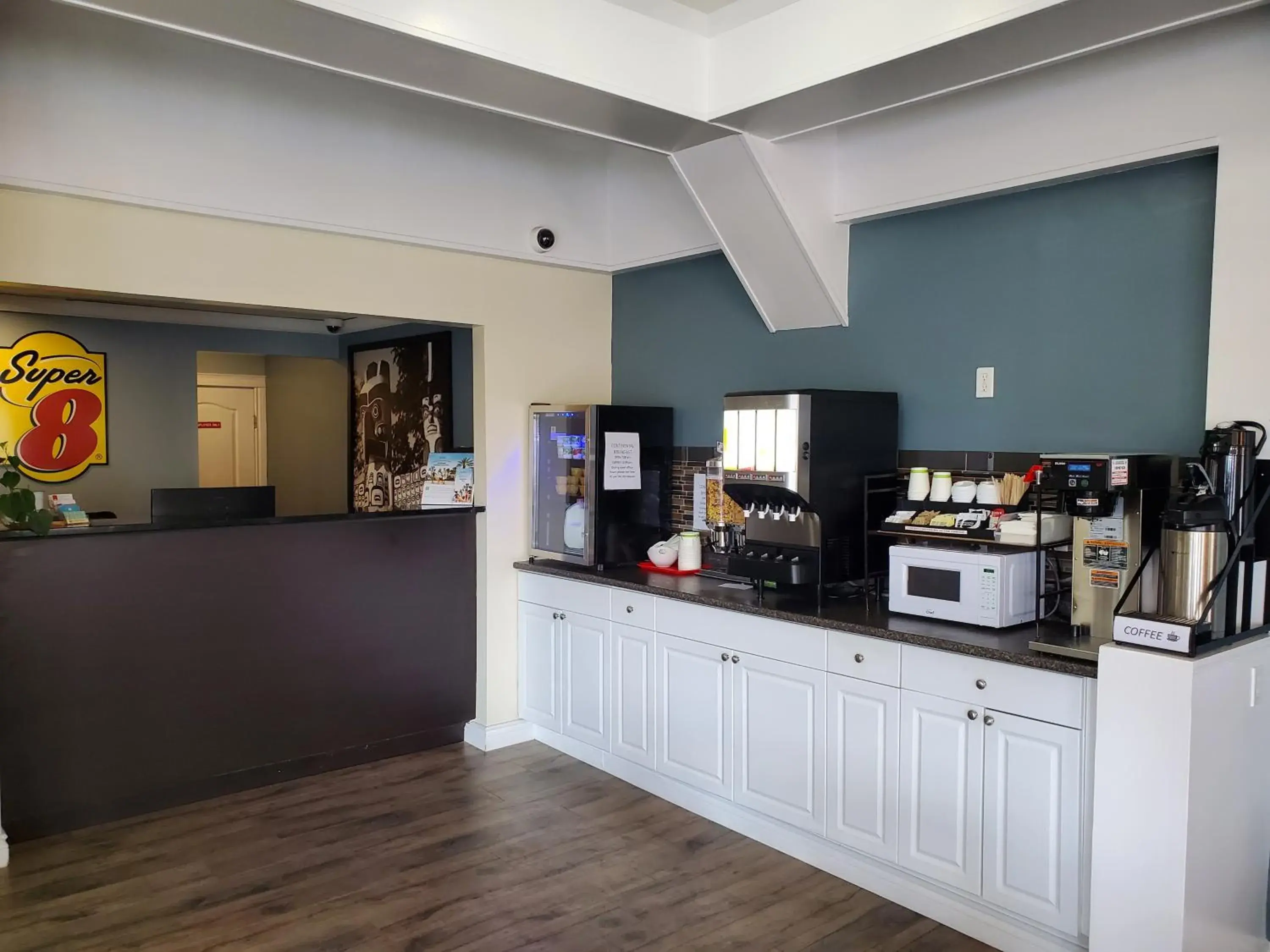 Coffee/tea facilities, Kitchen/Kitchenette in Super 8 by Wyndham Duncan
