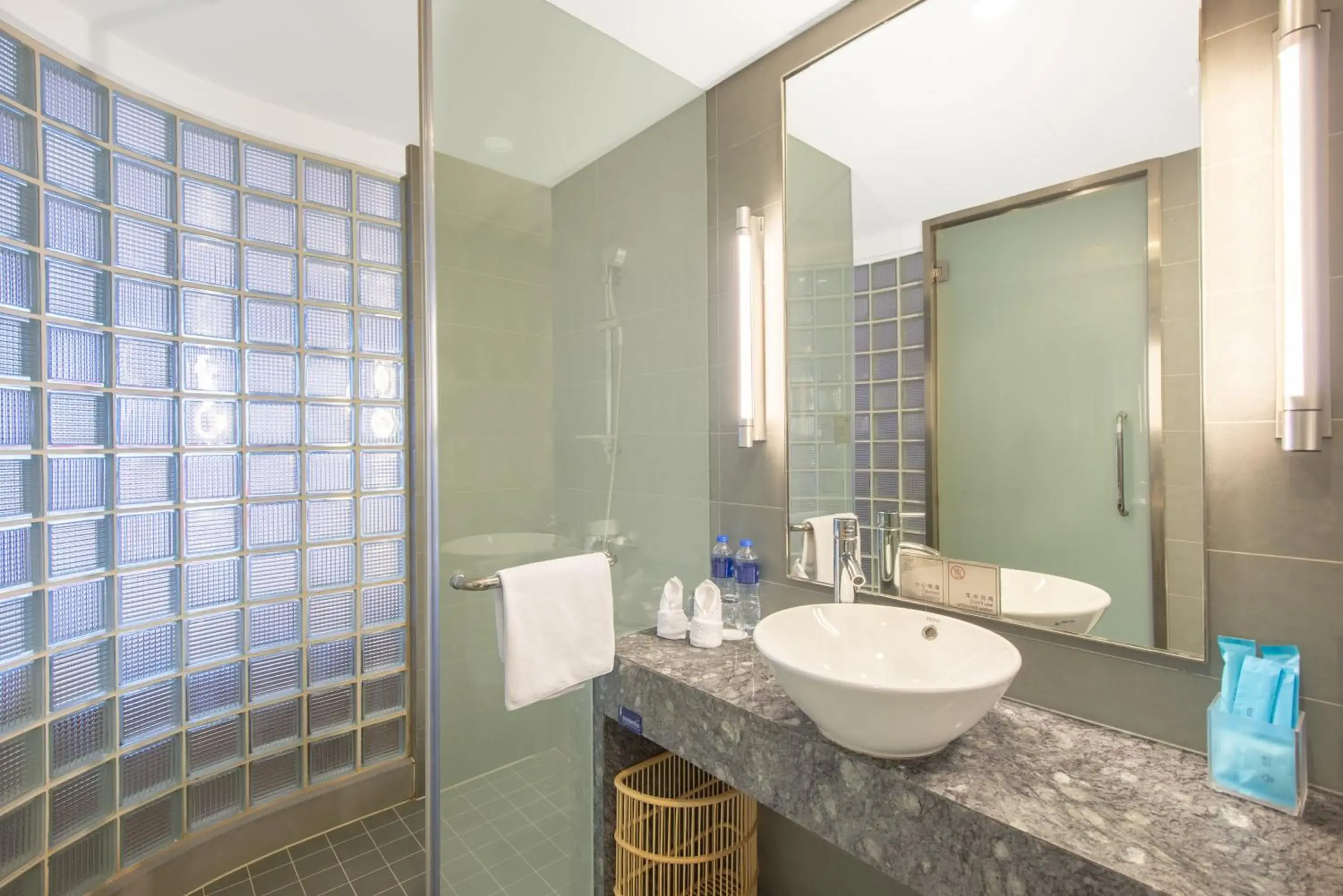 Photo of the whole room, Bathroom in Holiday Inn Express Changzhou Lanling, an IHG Hotel