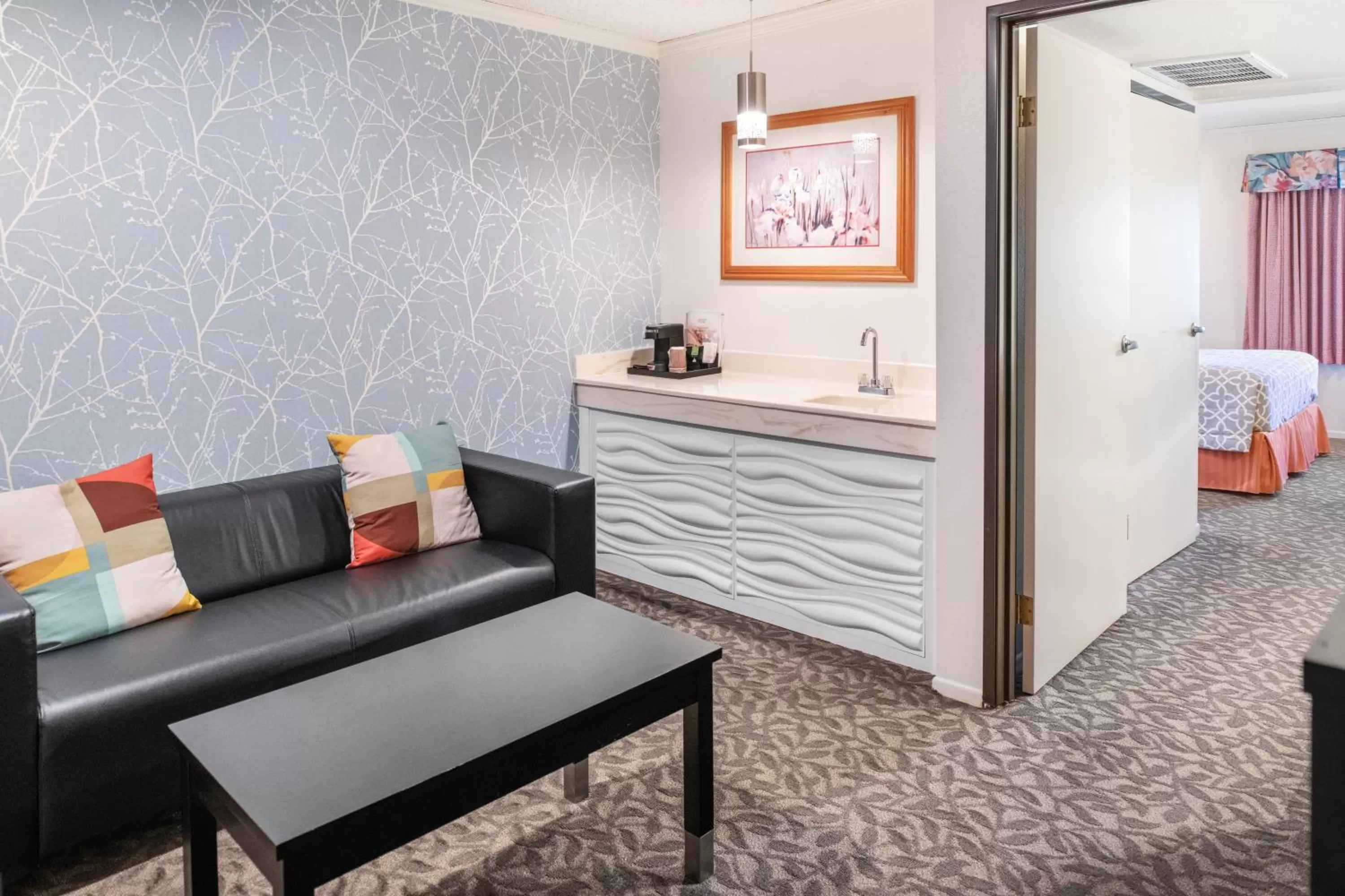 Seating area, Bed in Glendale Hotel