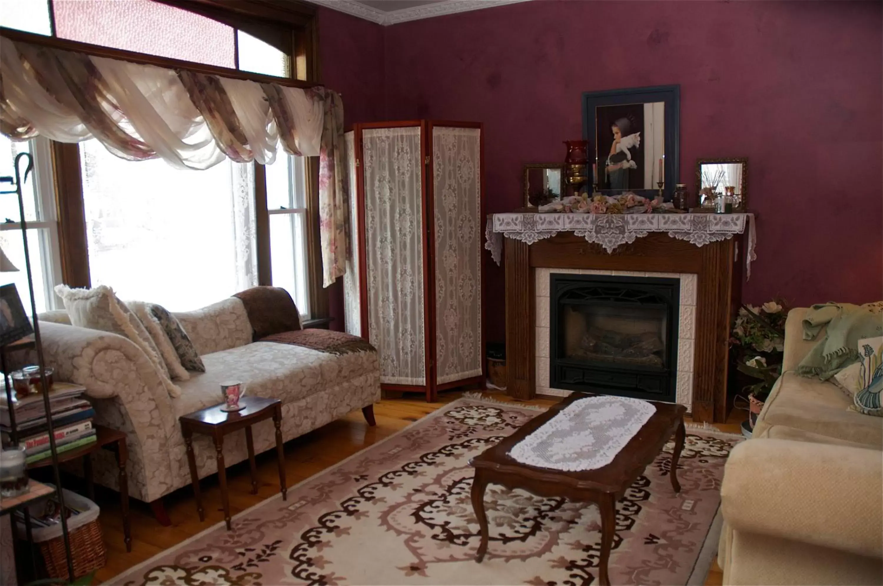 Living room, Lounge/Bar in Bondy House Bed & Breakfast