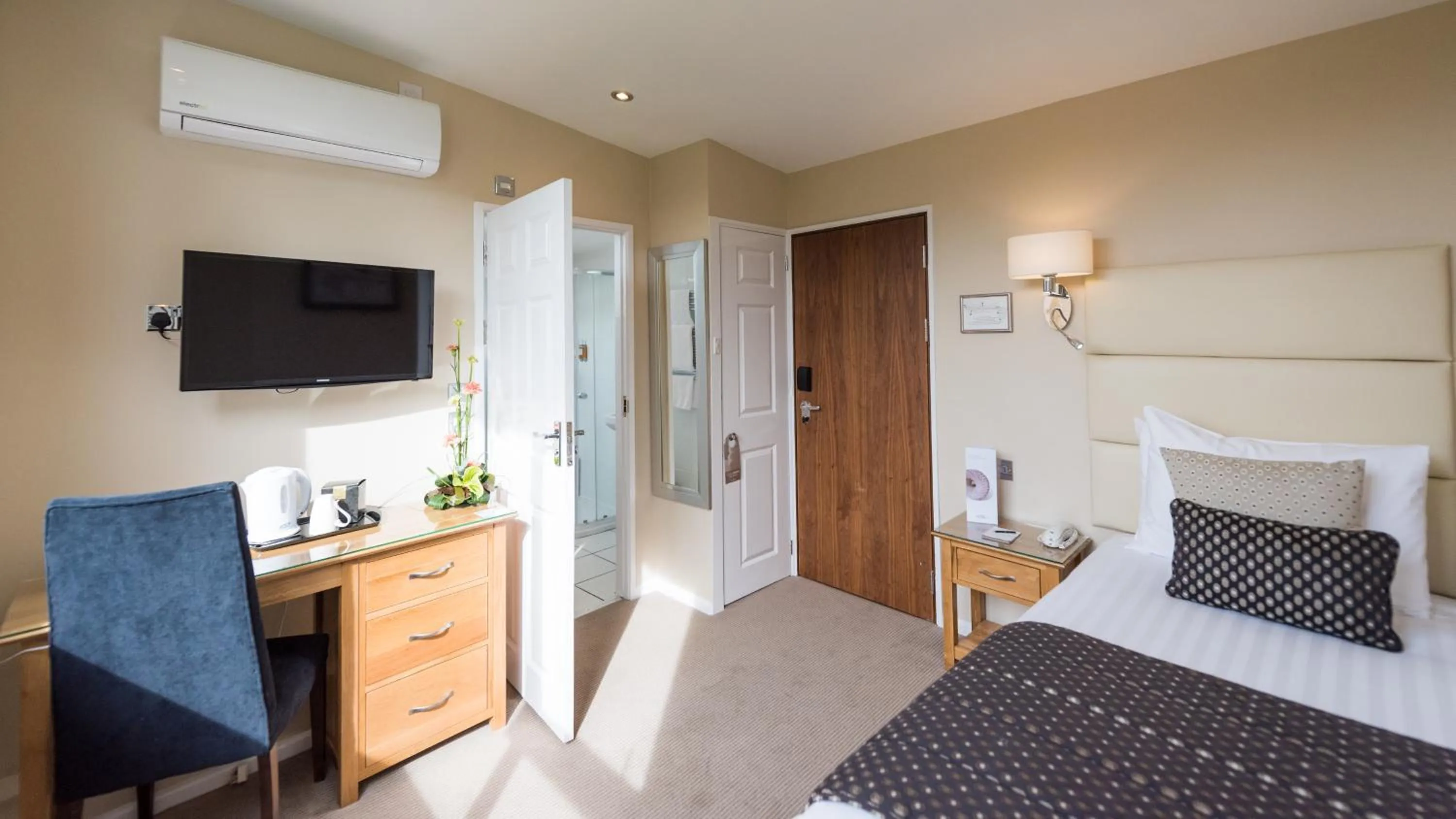 Photo of the whole room, Bed in The Devon Hotel