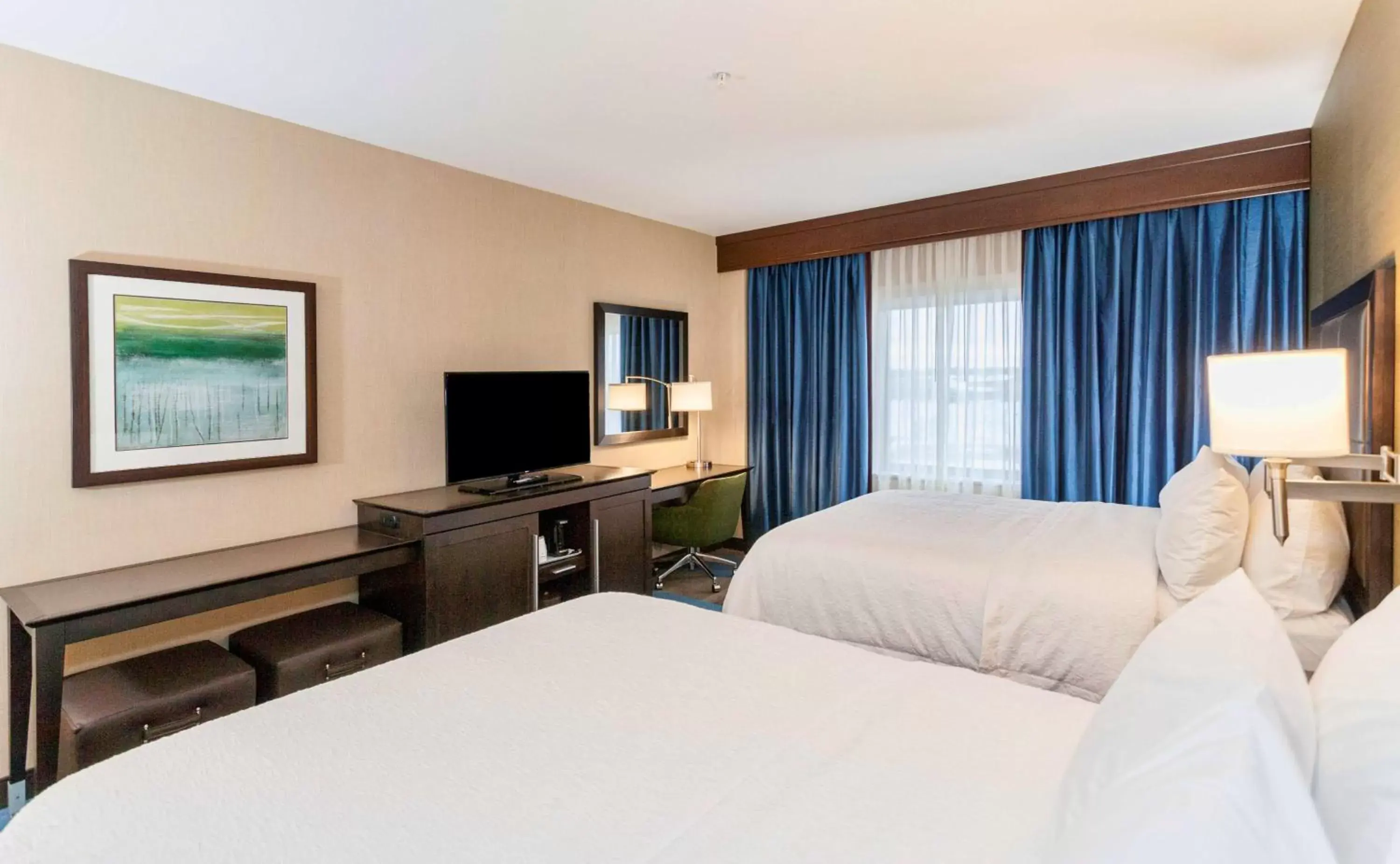Bedroom, Bed in Hampton Inn & Suites Duluth North Mn