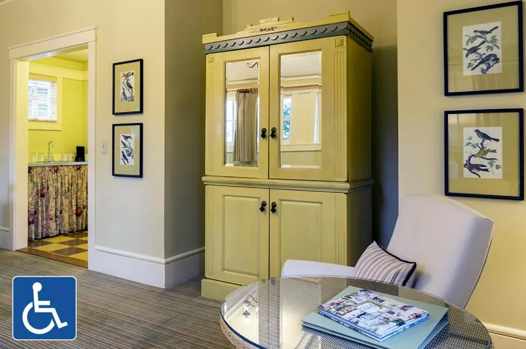 wardrobe in Tallman Hotel