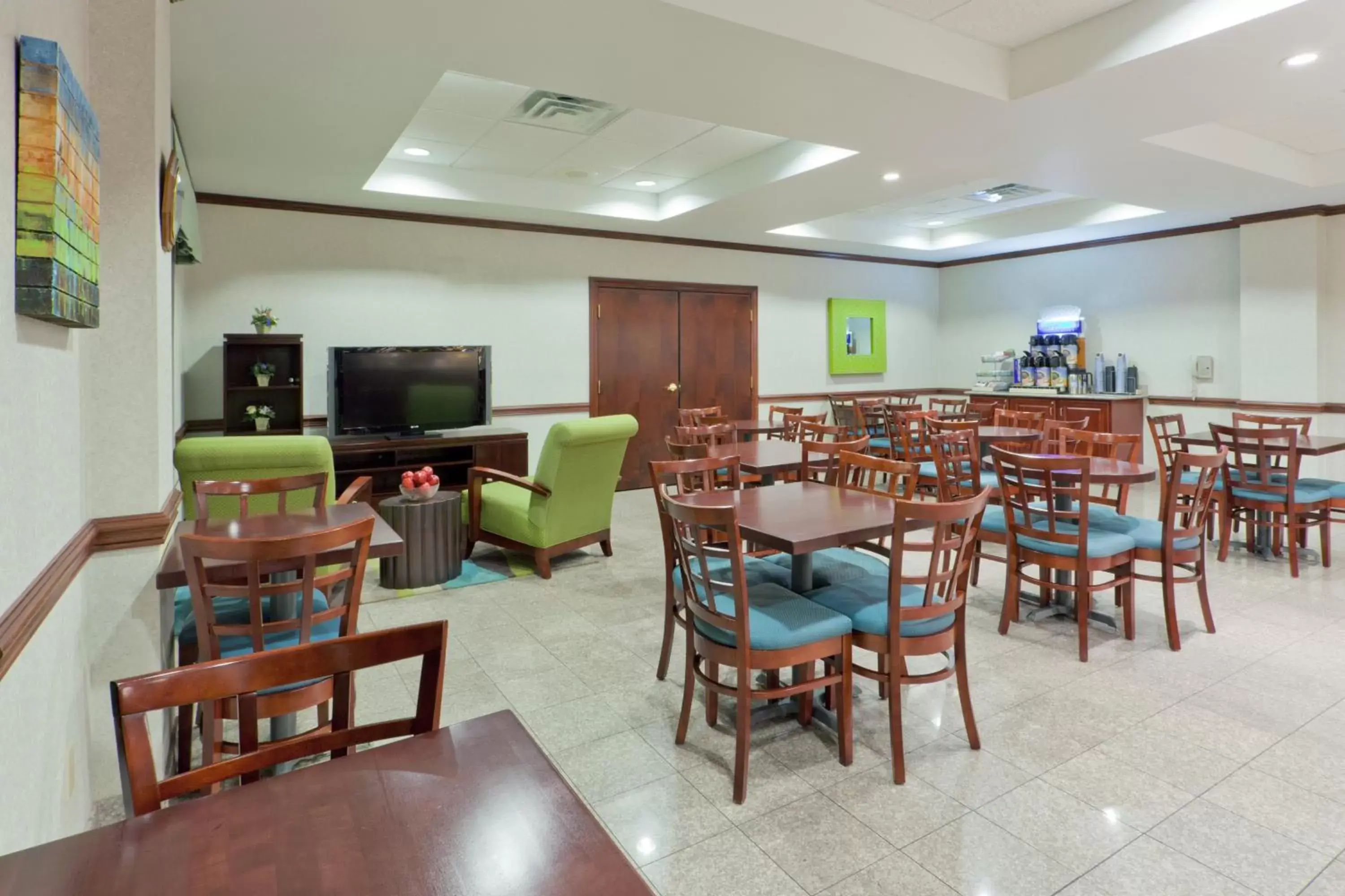 Breakfast, Restaurant/Places to Eat in Holiday Inn Express Lordstown-Newton Falls/Warren, an IHG Hotel