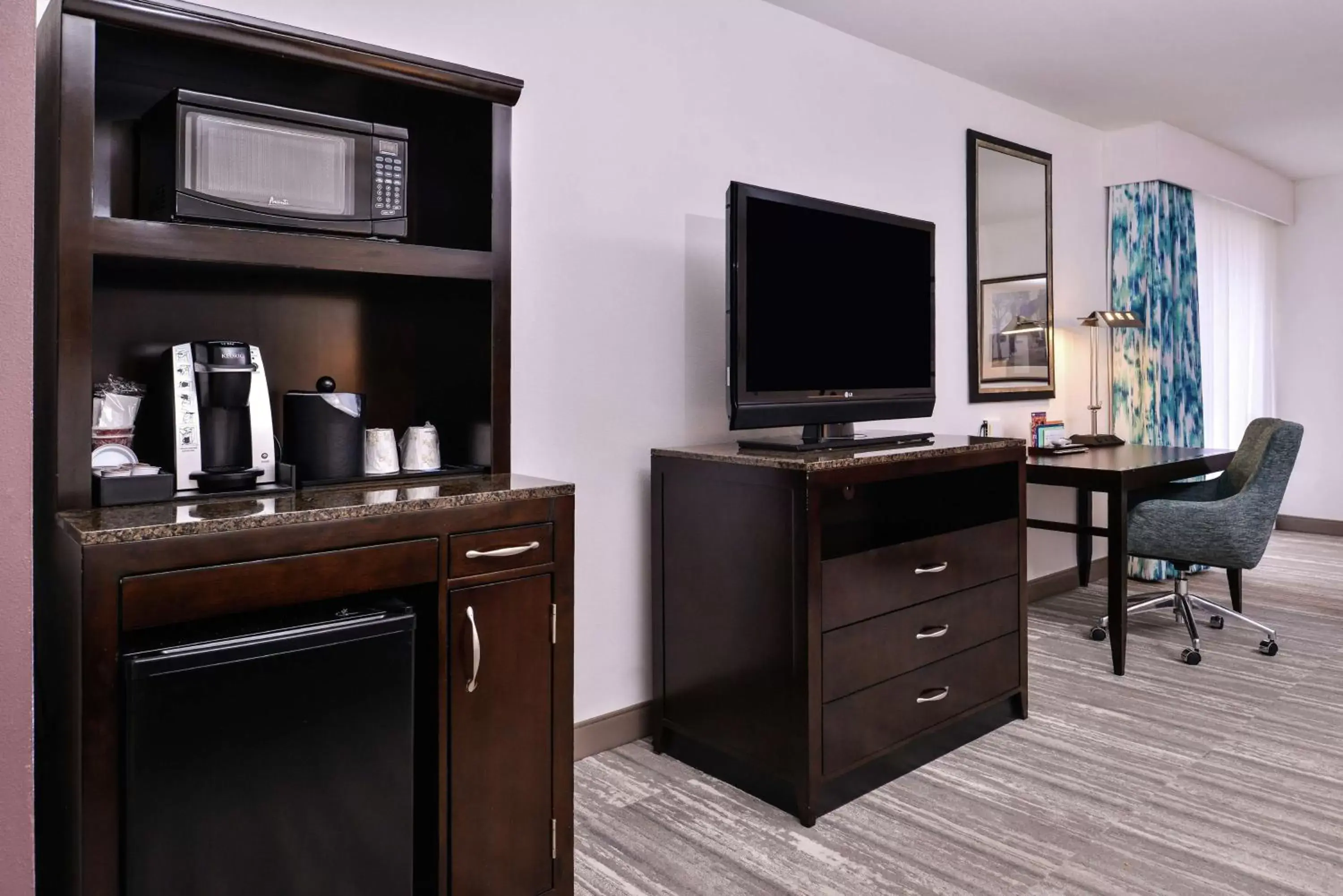 Bedroom, TV/Entertainment Center in Hilton Garden Inn Jacksonville Downtown Southbank