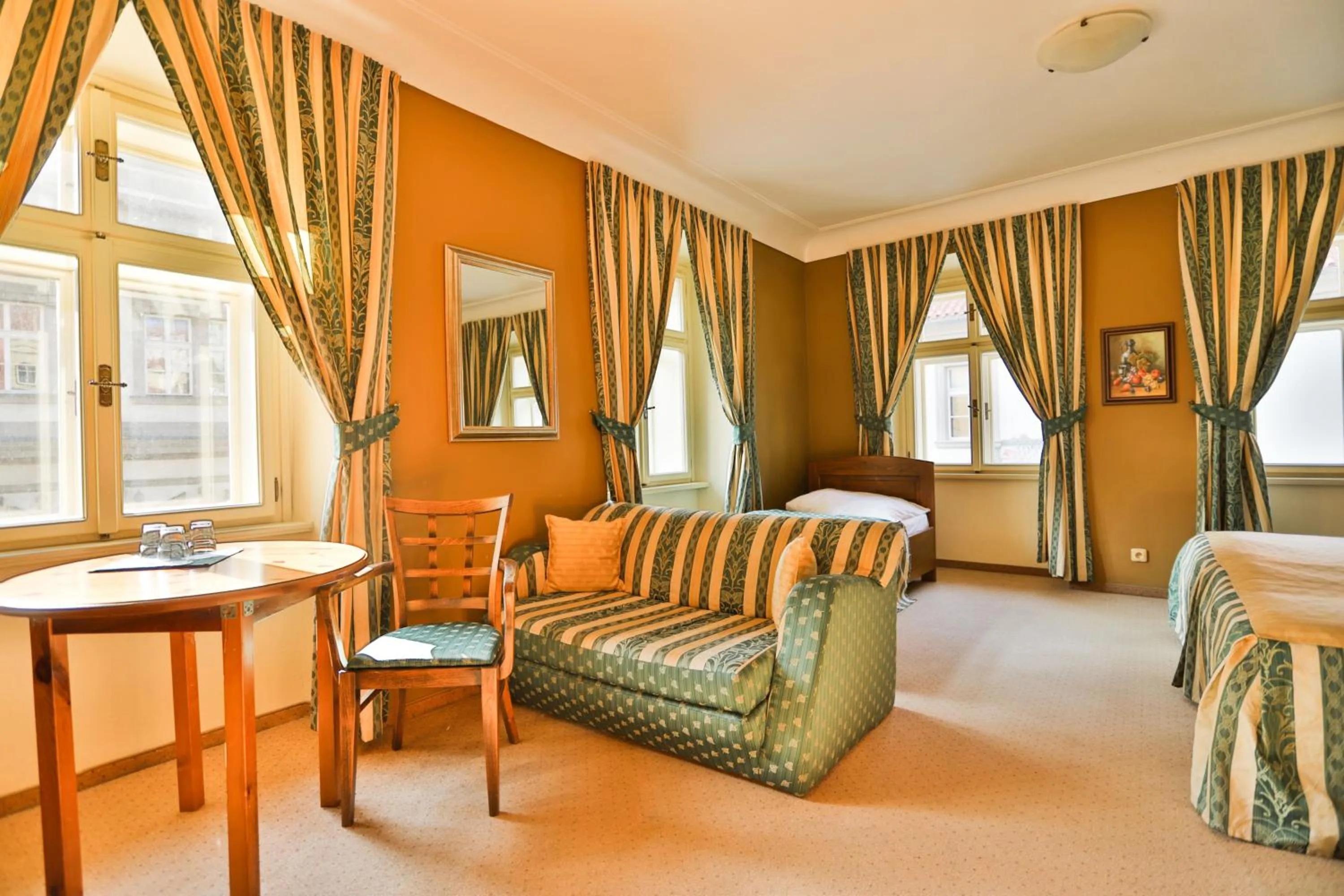 Seating area, Bed in U Schnellu